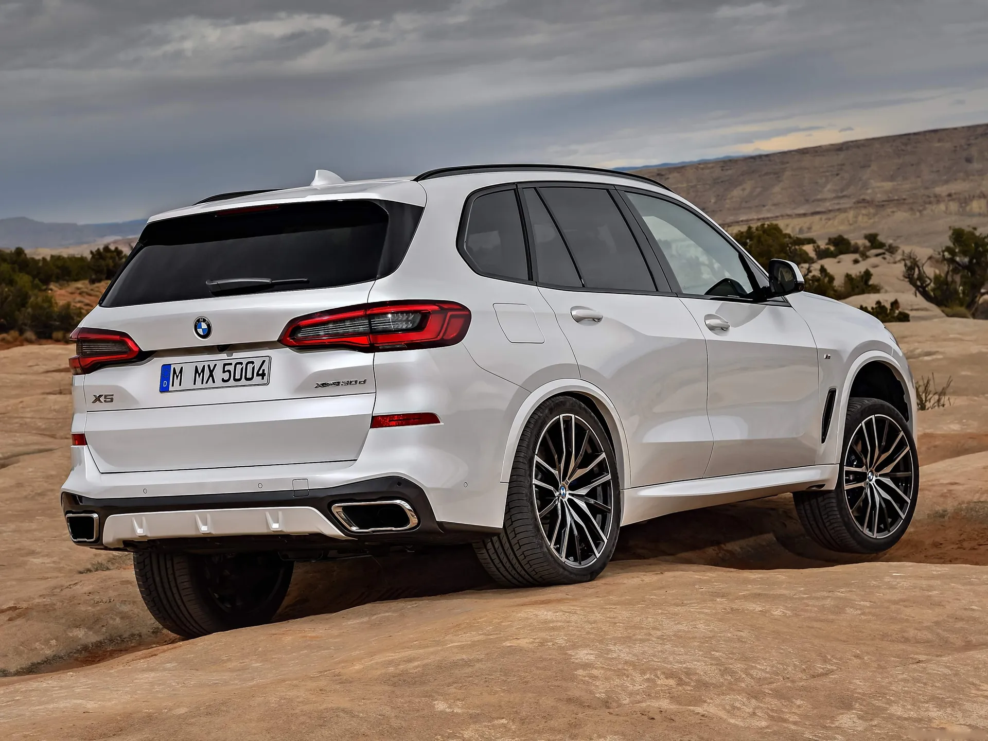 BMW X5 (2019) – zadní tříčtvrteční pohled