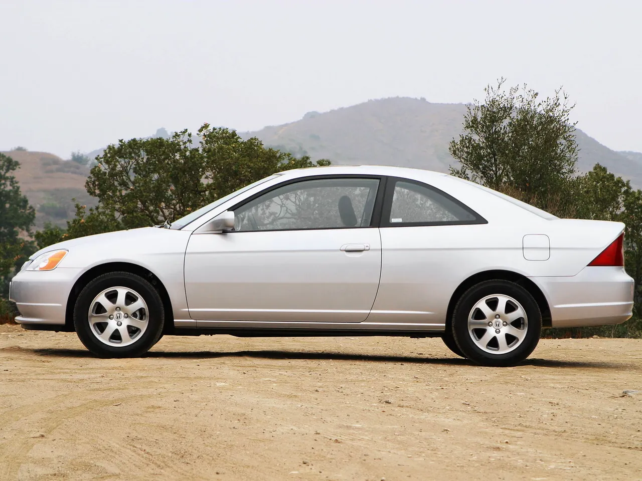 Honda Civic Coupe (2003) – boční profil