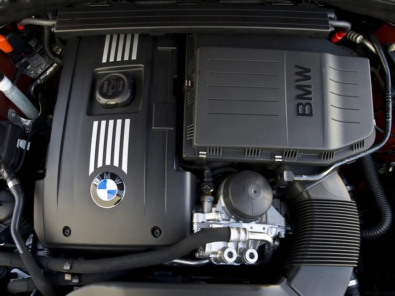 BMW 135i Coupe (2008) – motorový prostor