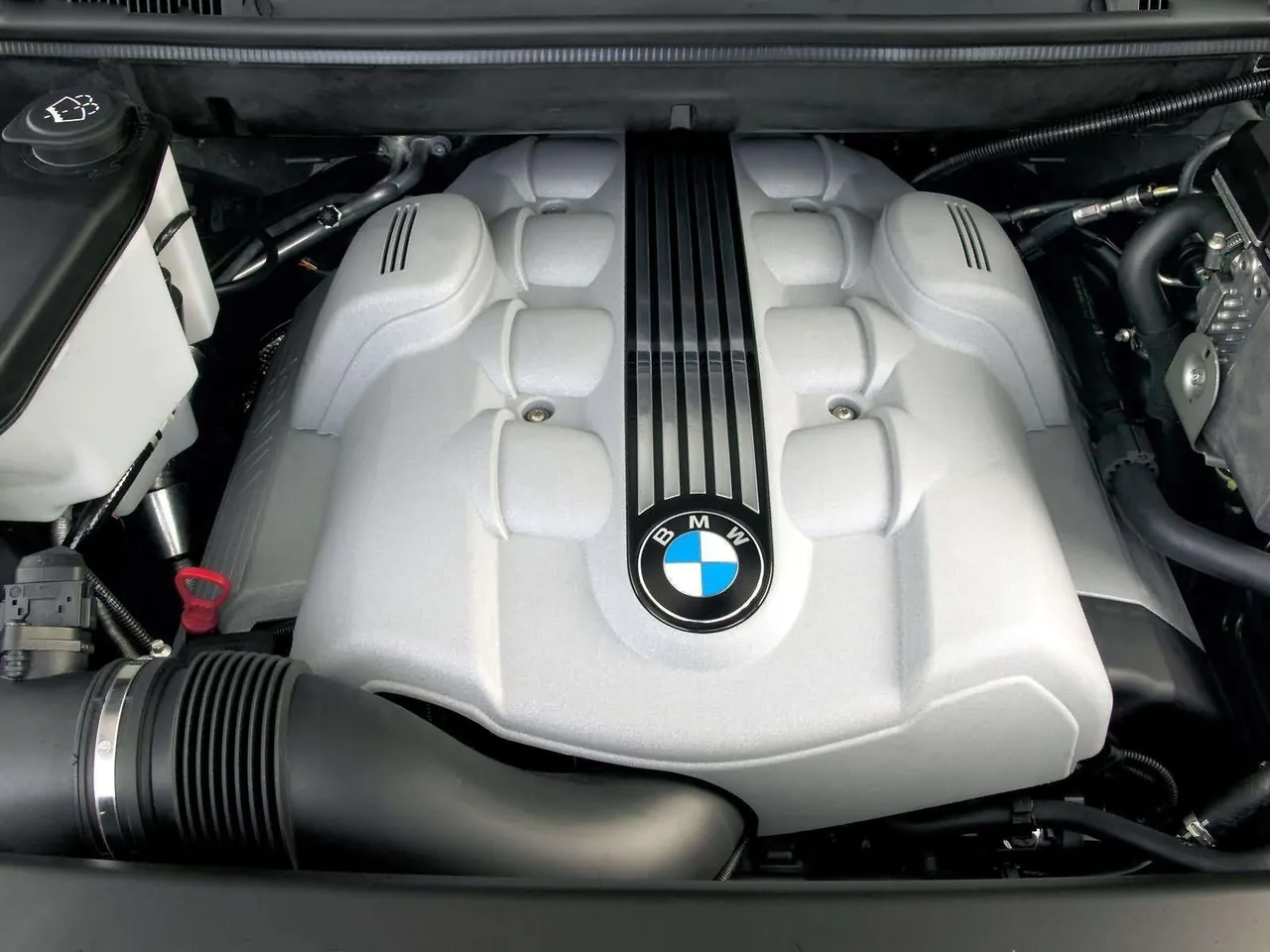 BMW X5 4.8is (2004) – motorový prostor
