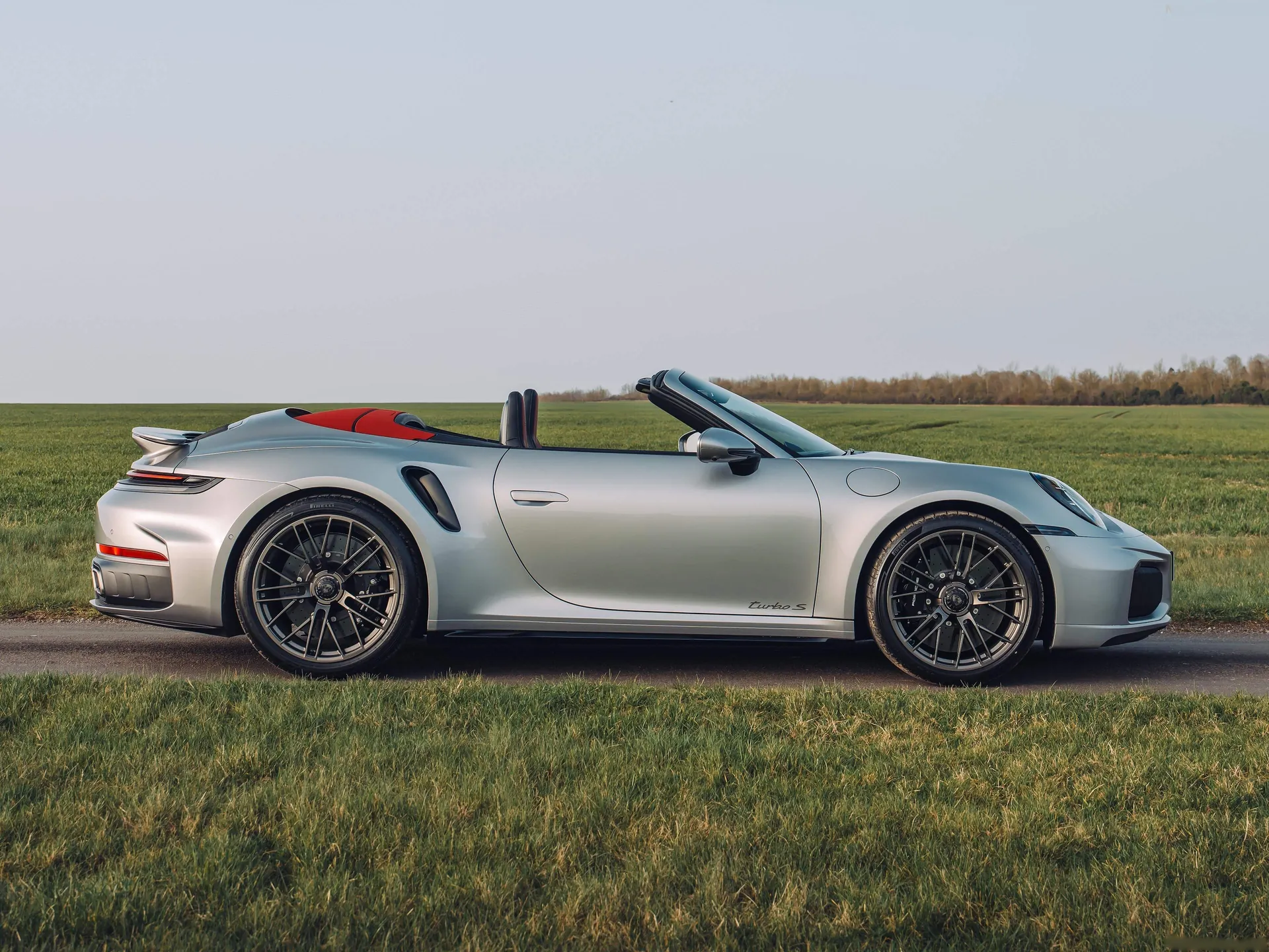 Porsche 911 Turbo S Cabriolet [UK] (2026) – boční profil