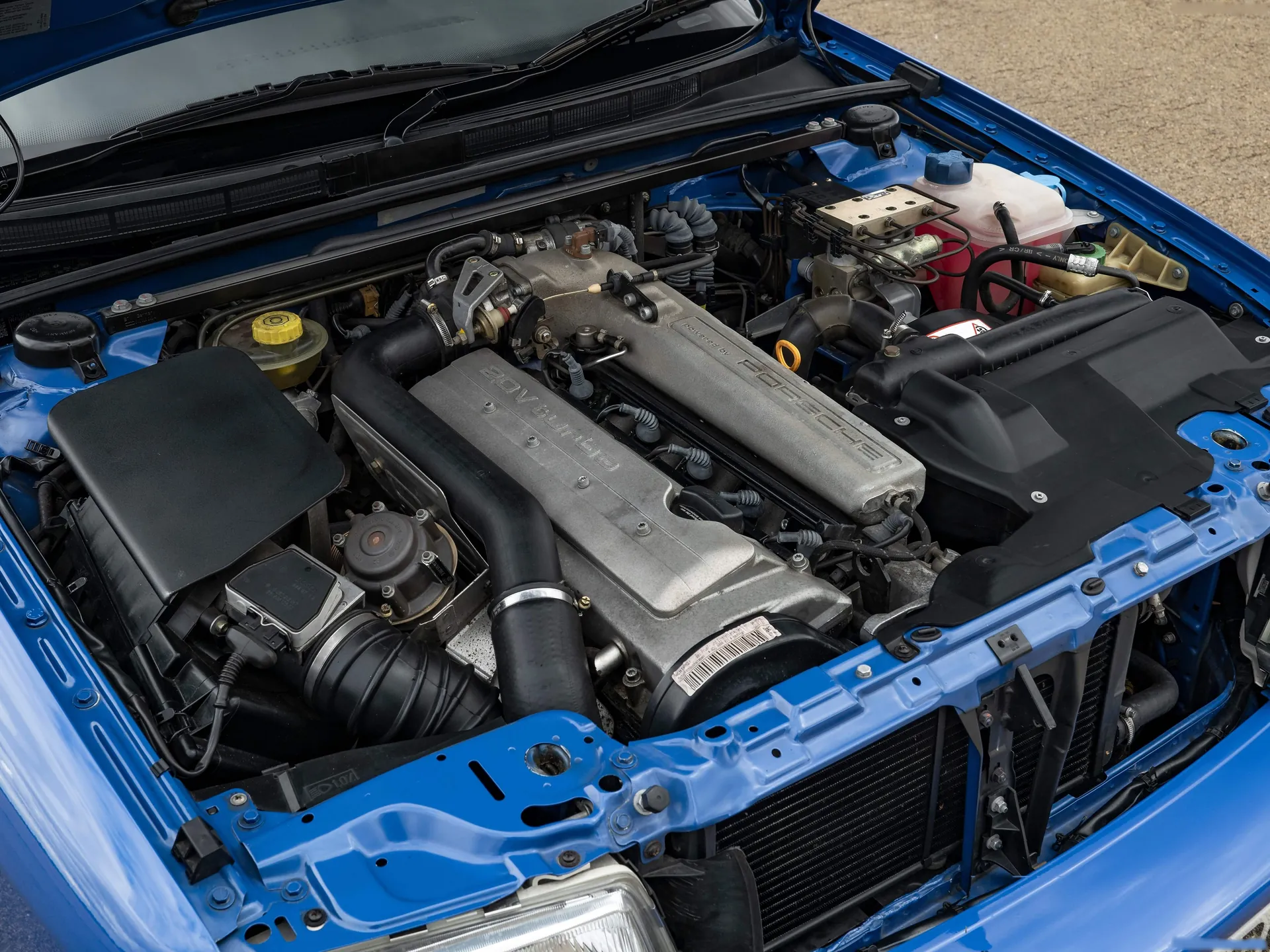Audi RS2 Avant (1993) – motorový prostor