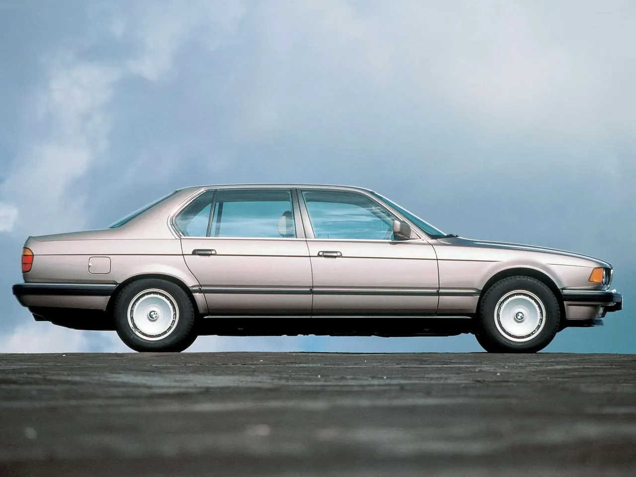 BMW 750iL (1987) – boční profil