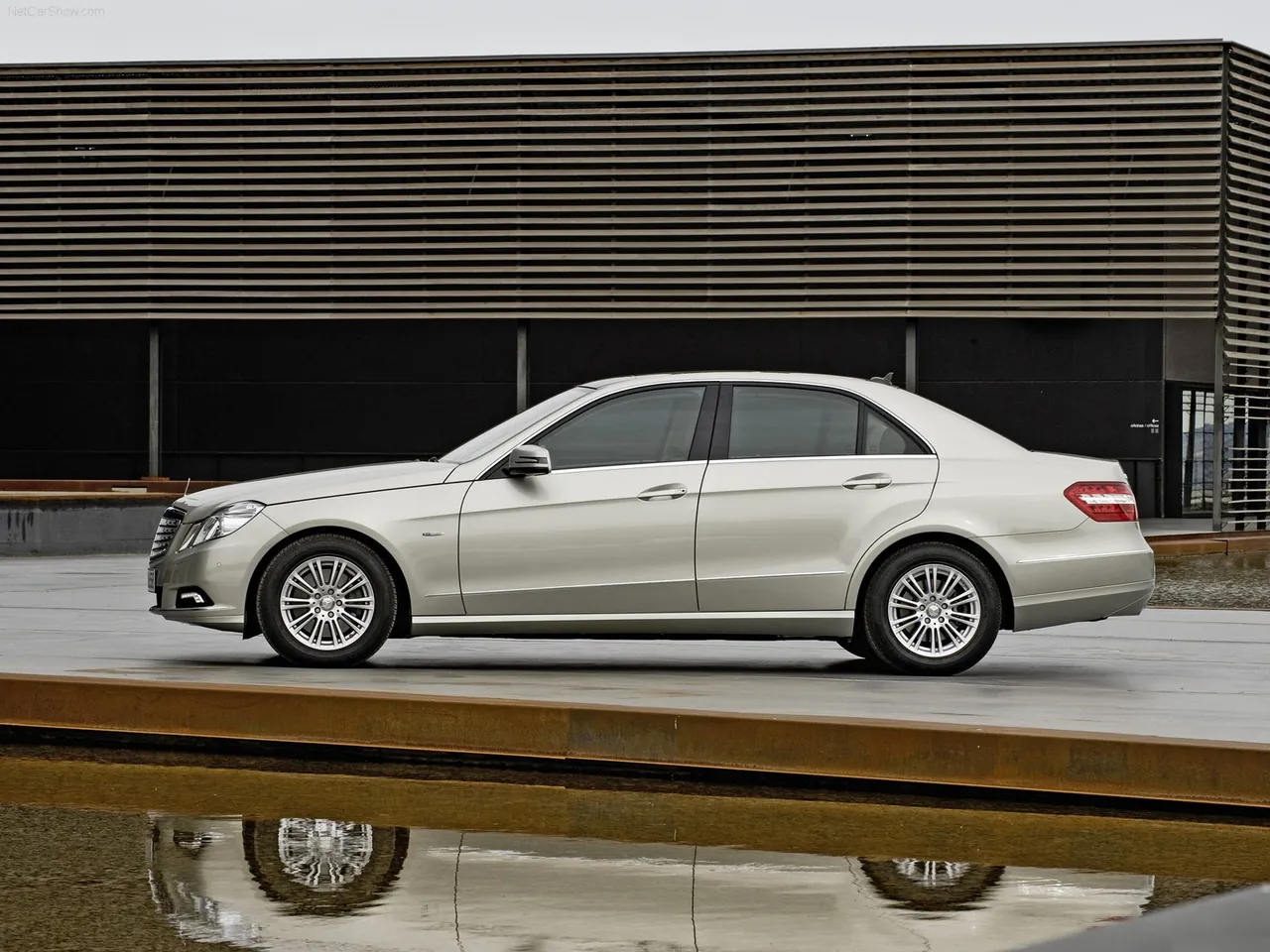 Mercedes-Benz E-Class (2010) – boční profil