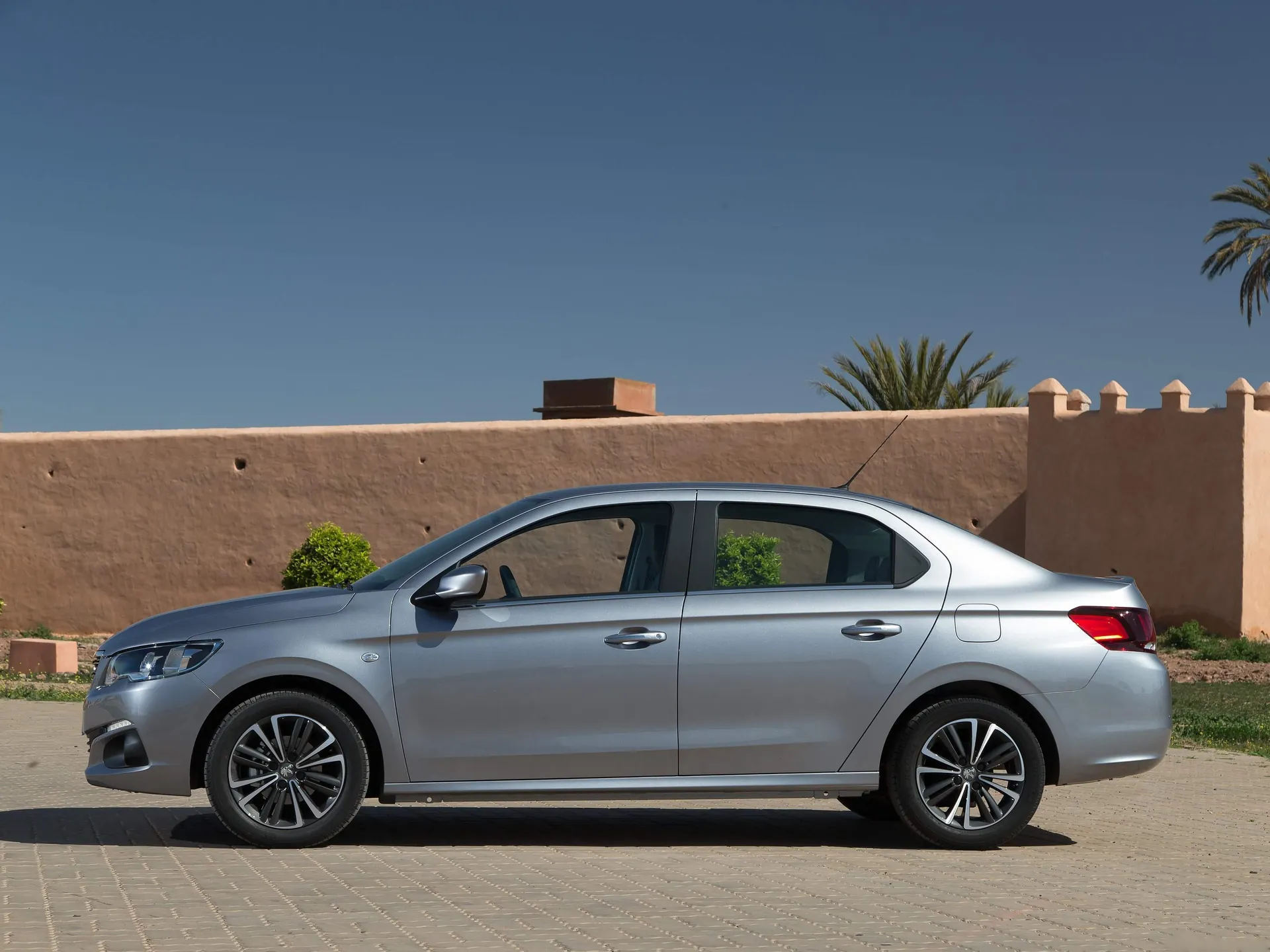 Peugeot 301 (2017) – boční profil