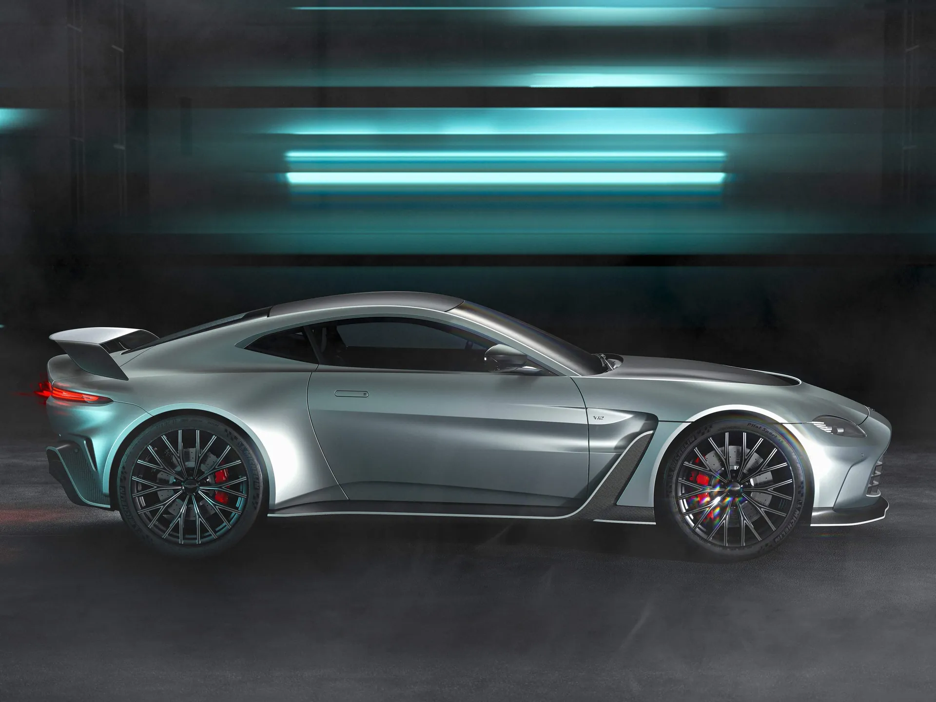 Aston Martin V12 Vantage (2023) – boční profil