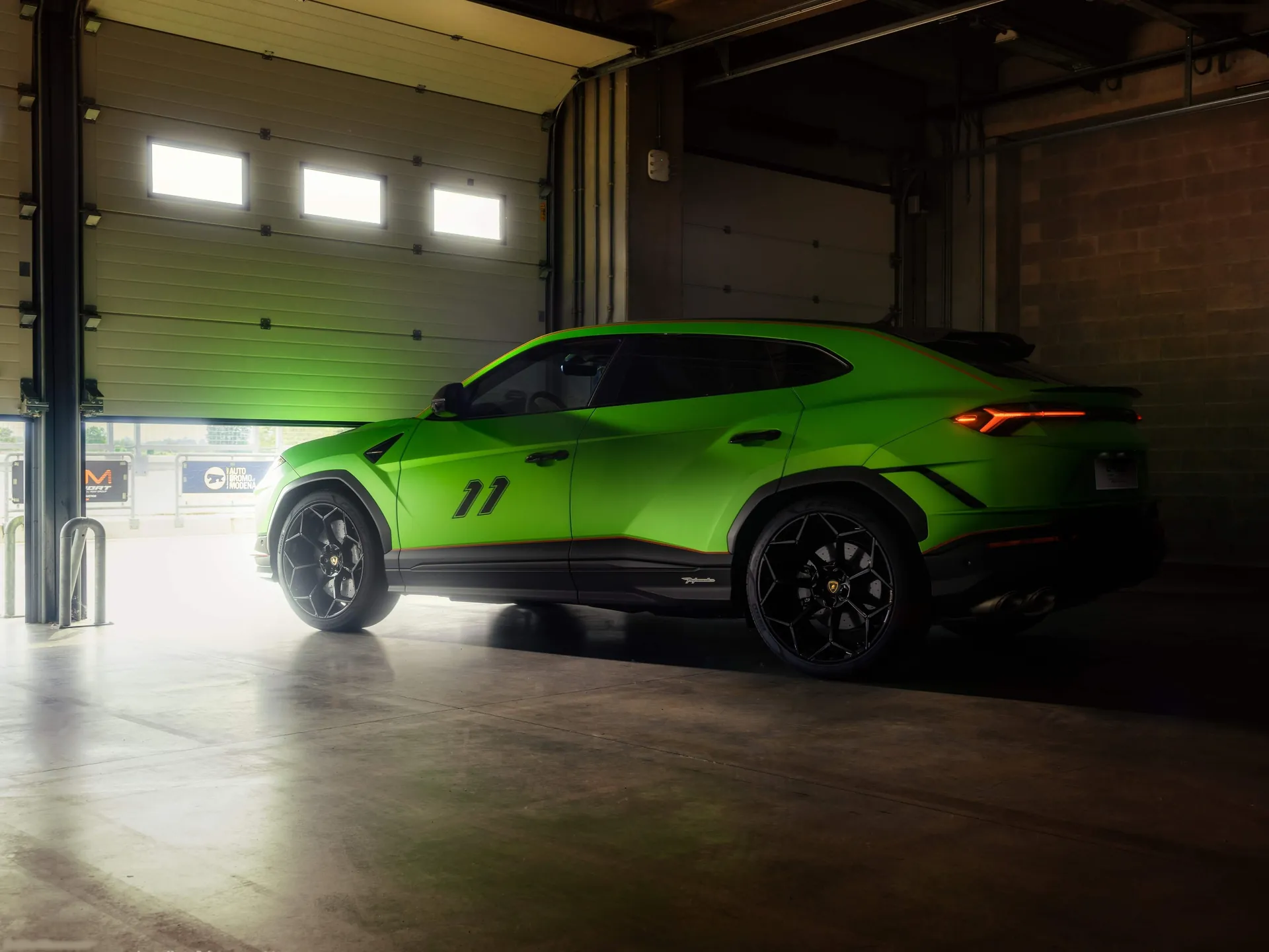 Lamborghini Urus Performante Essenza SCV12 Edition (2023) – zadní tříčtvrteční pohled