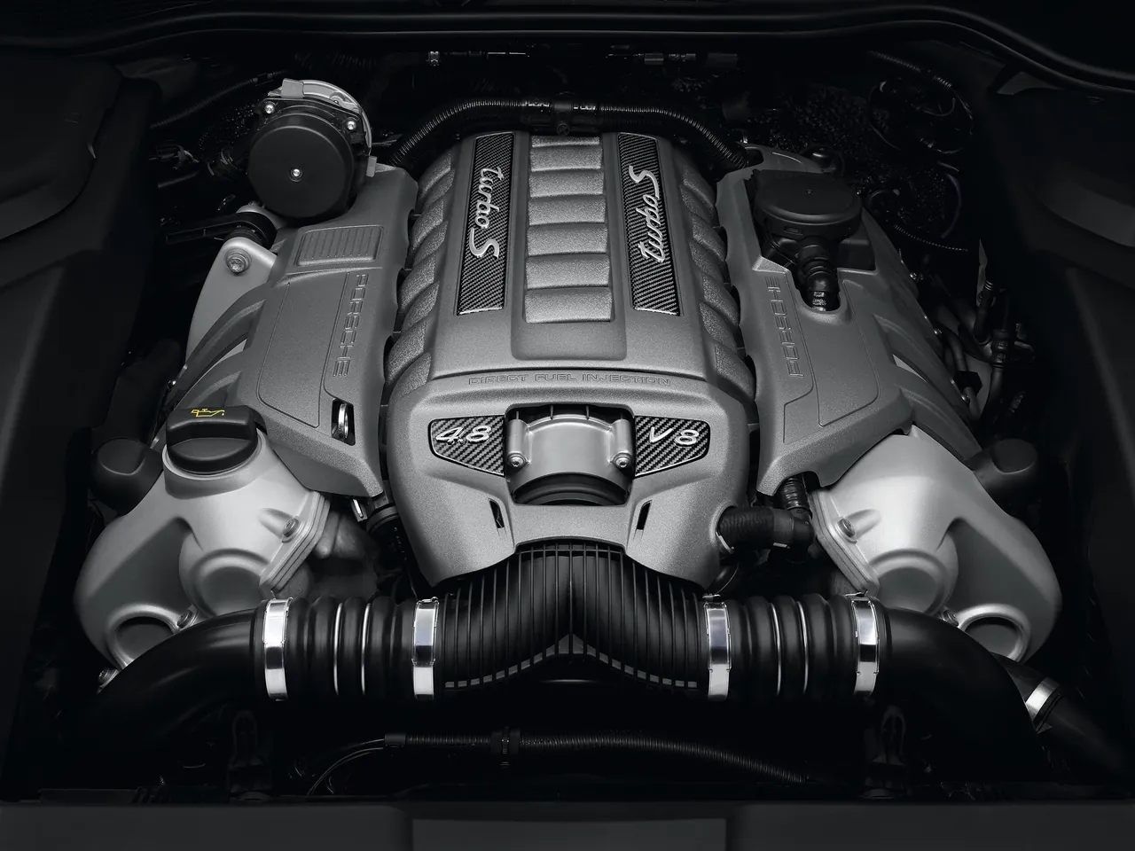 Porsche Cayenne Turbo S (2013) – motorový prostor