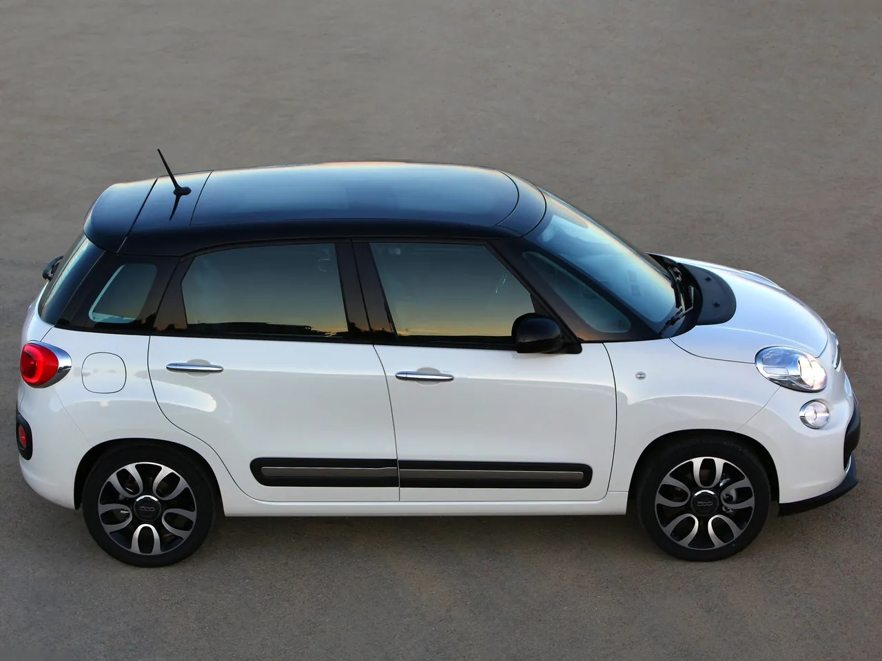 Fiat 500L (2013) – boční profil