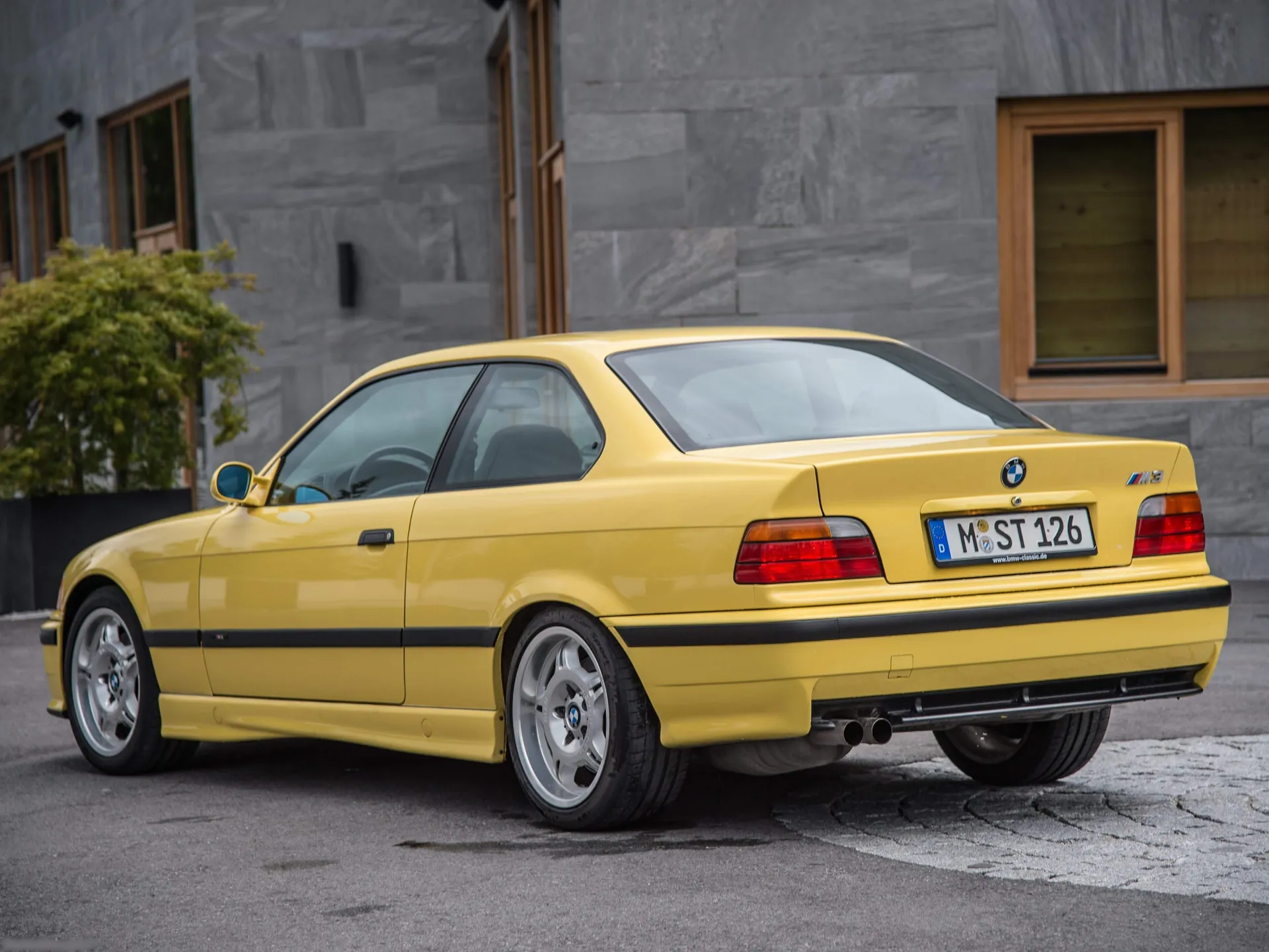 BMW M3 Coupe (1992) – zadní tříčtvrteční pohled