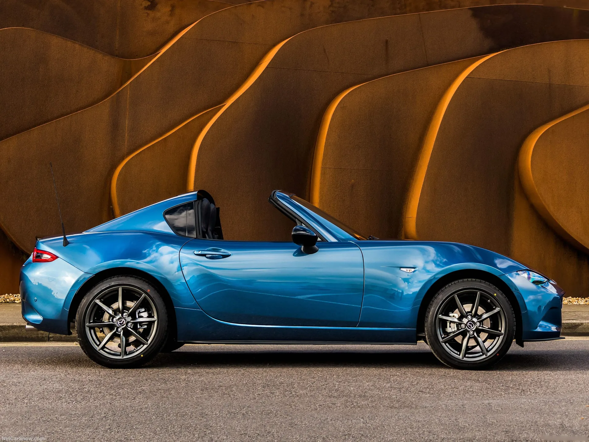 Mazda MX-5 RF Sport Black [UK] (2018) – boční profil