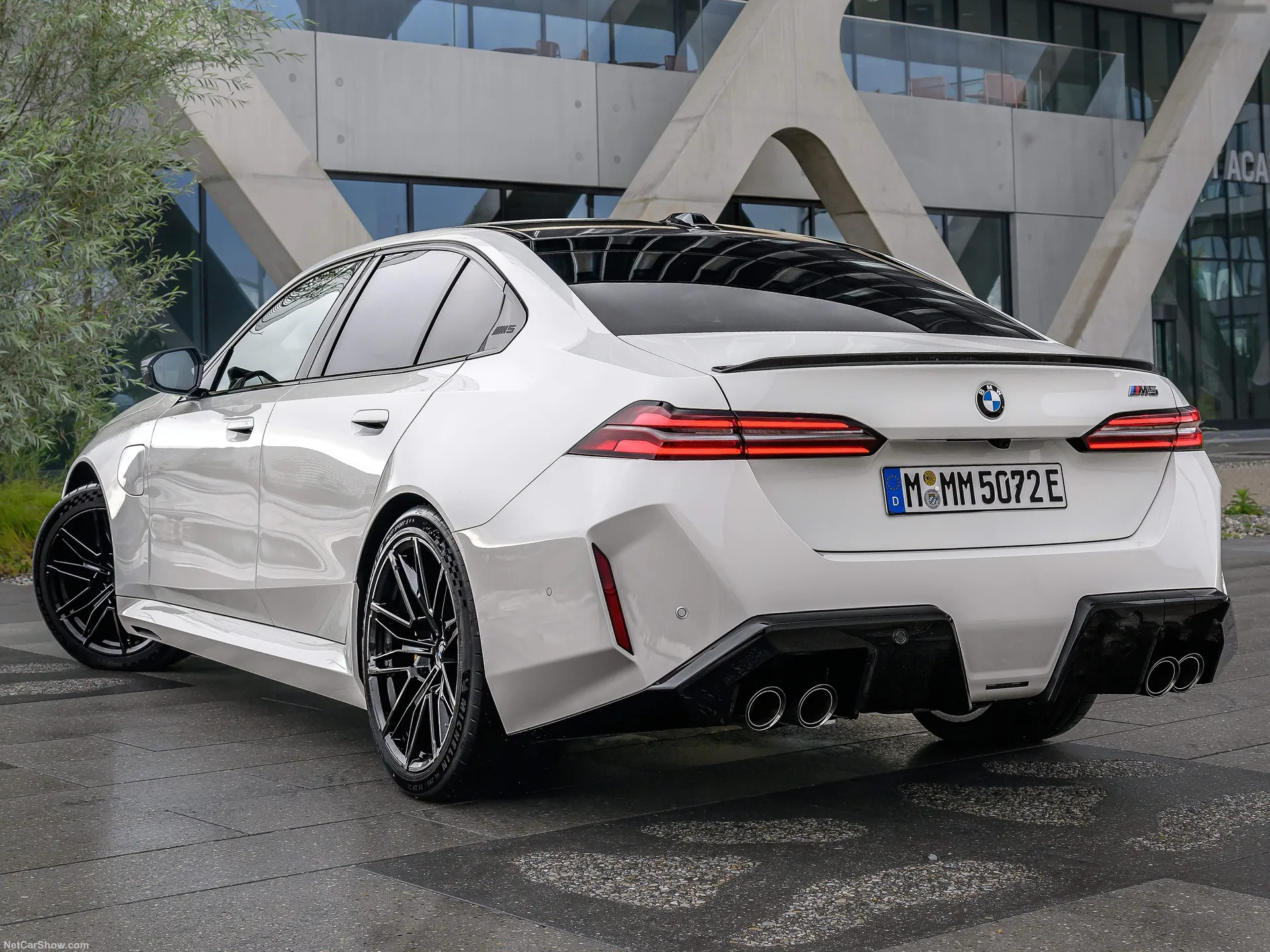 BMW M5 Alpin White (2025) – zadní tříčtvrteční pohled