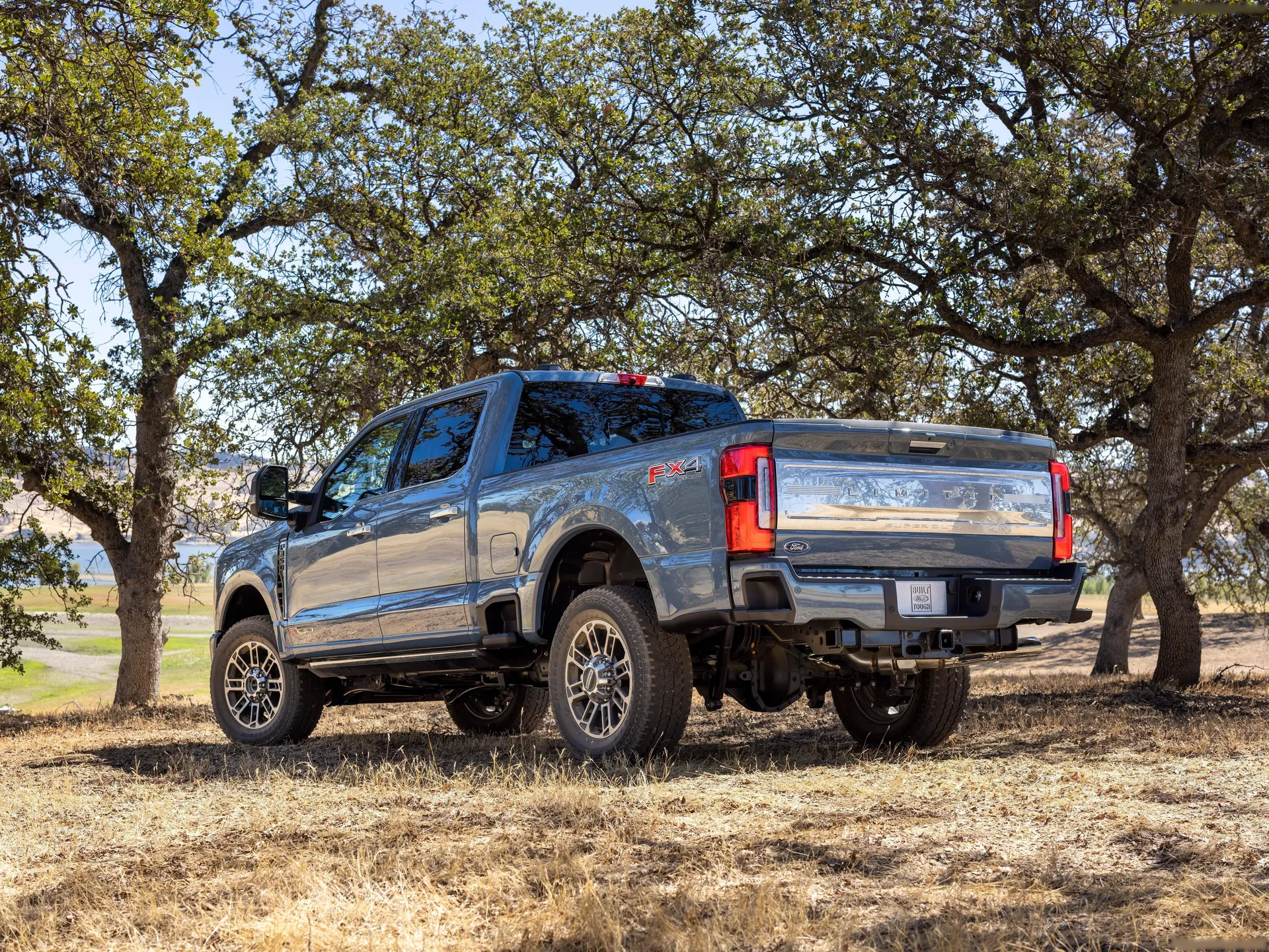 Ford F-Series Super Duty (2023) – zadní tříčtvrteční pohled