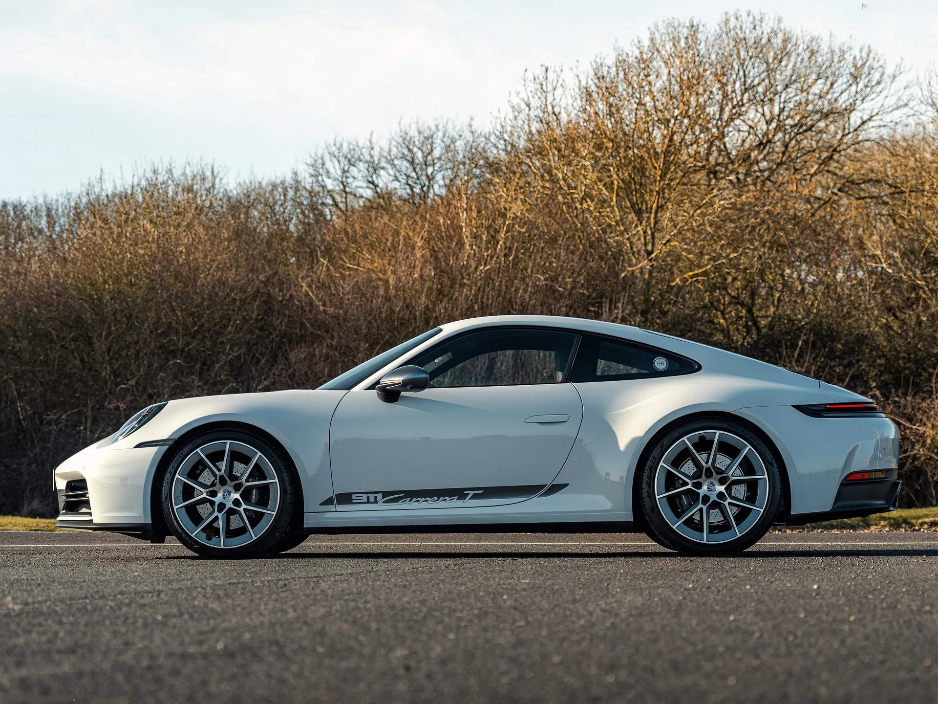 Porsche 911 Carrera T [UK] (2025) – boční profil