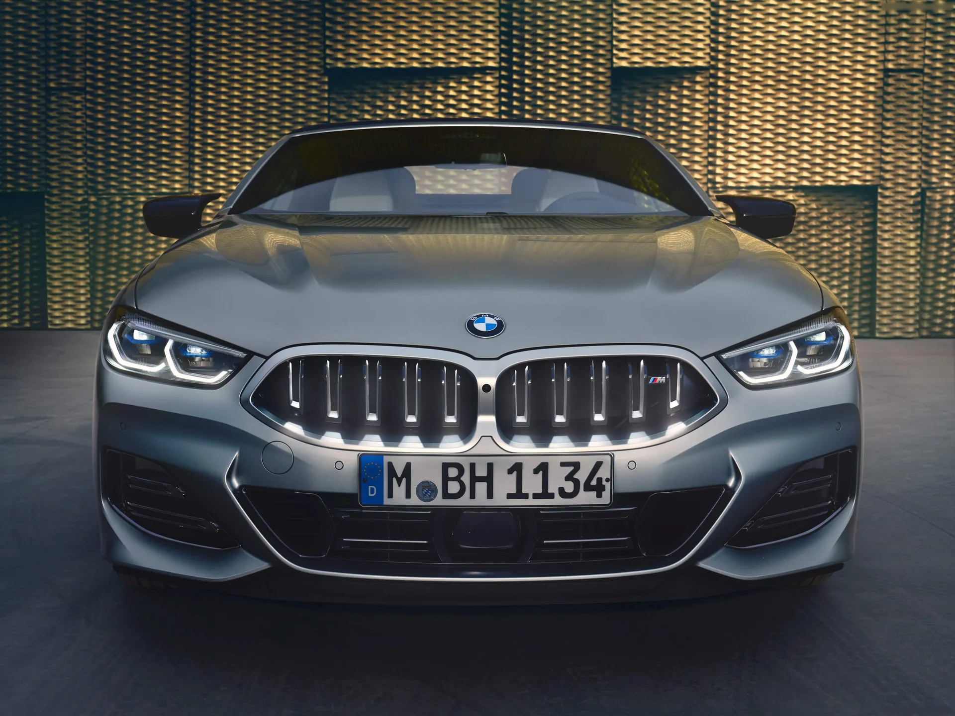 BMW 8-Series Convertible (2023) - Front