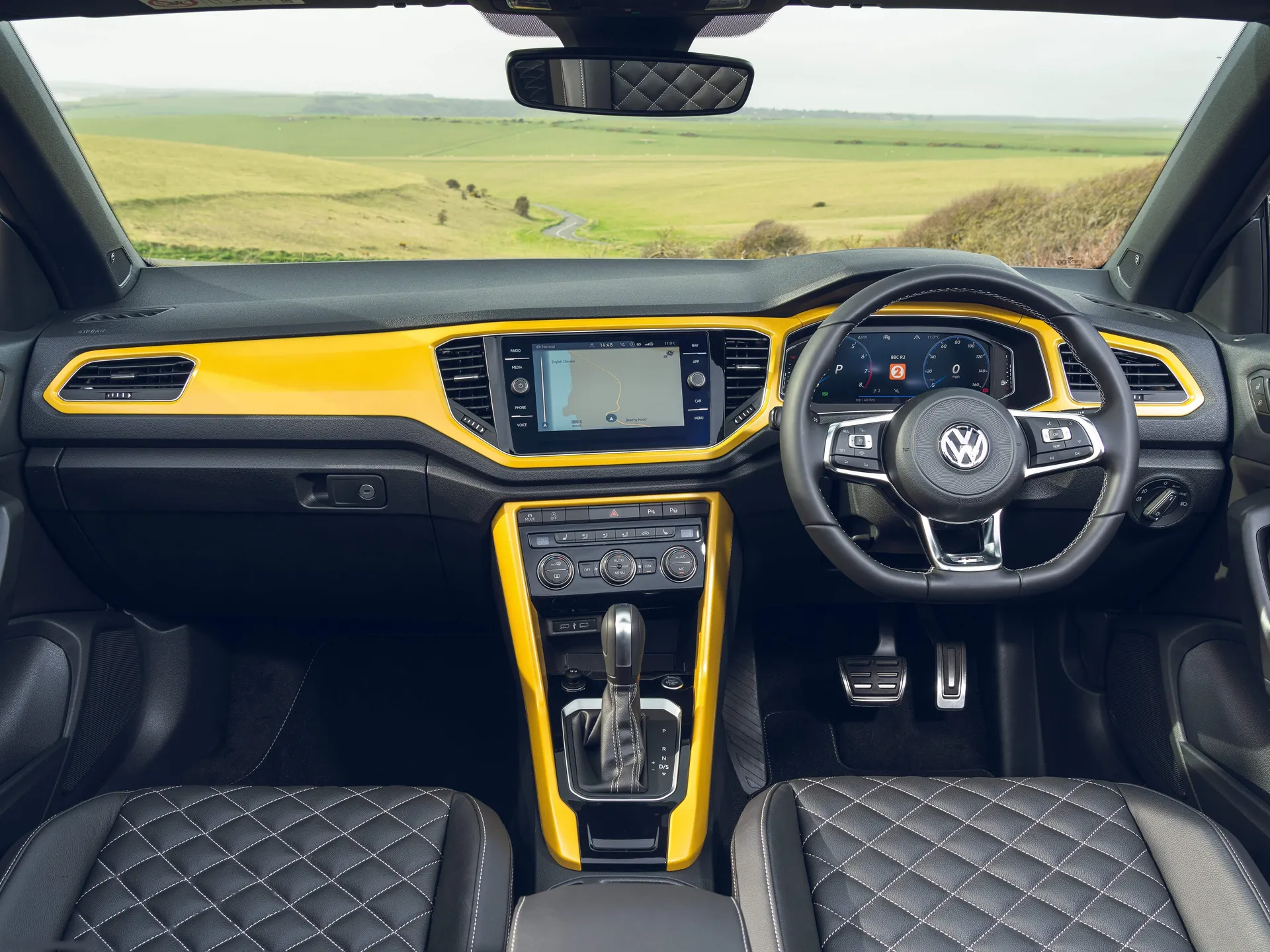 Volkswagen T-Roc Cabriolet [UK] (2020) – interiér