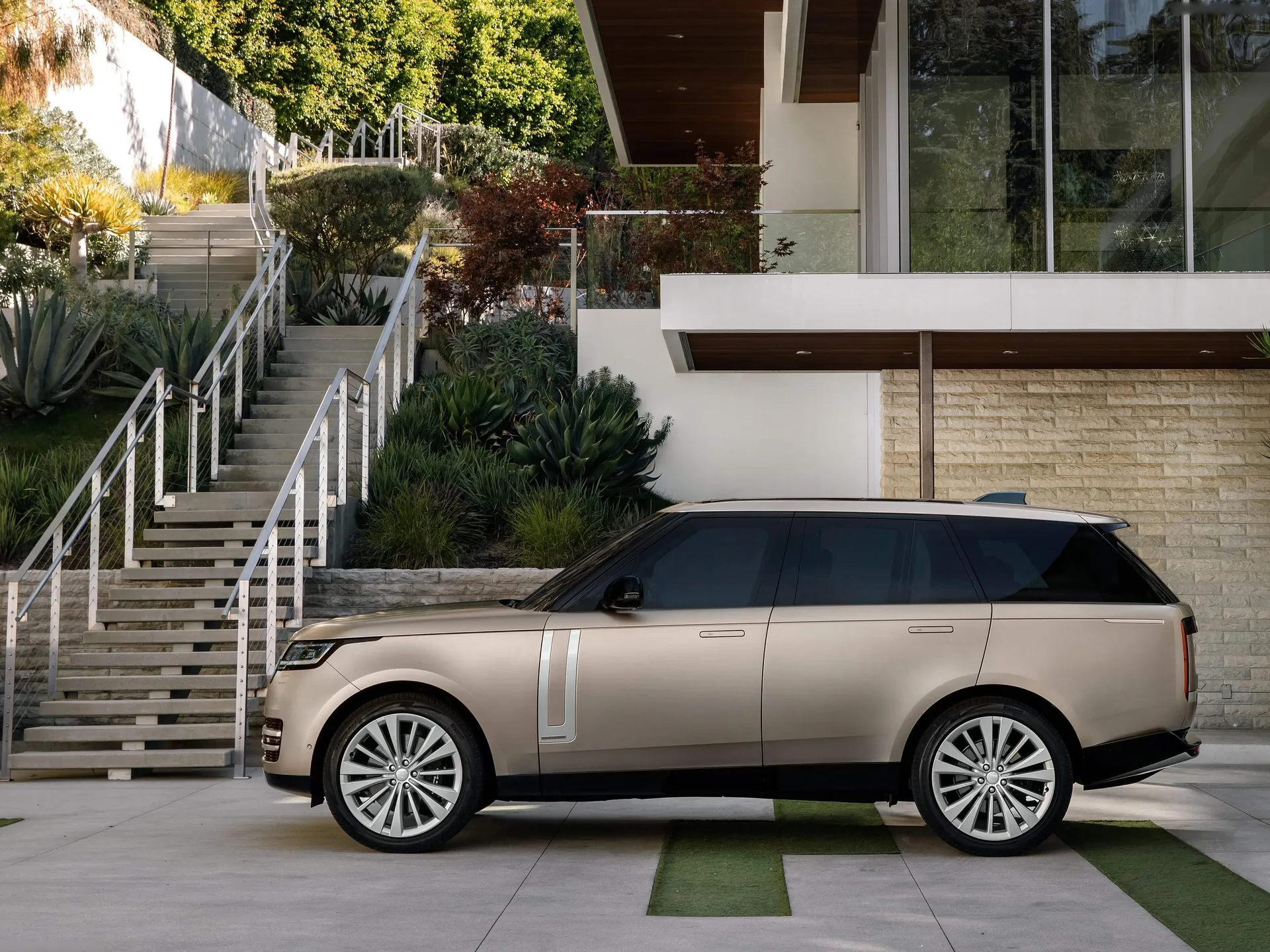 Land Rover Range Rover (2022) – boční profil