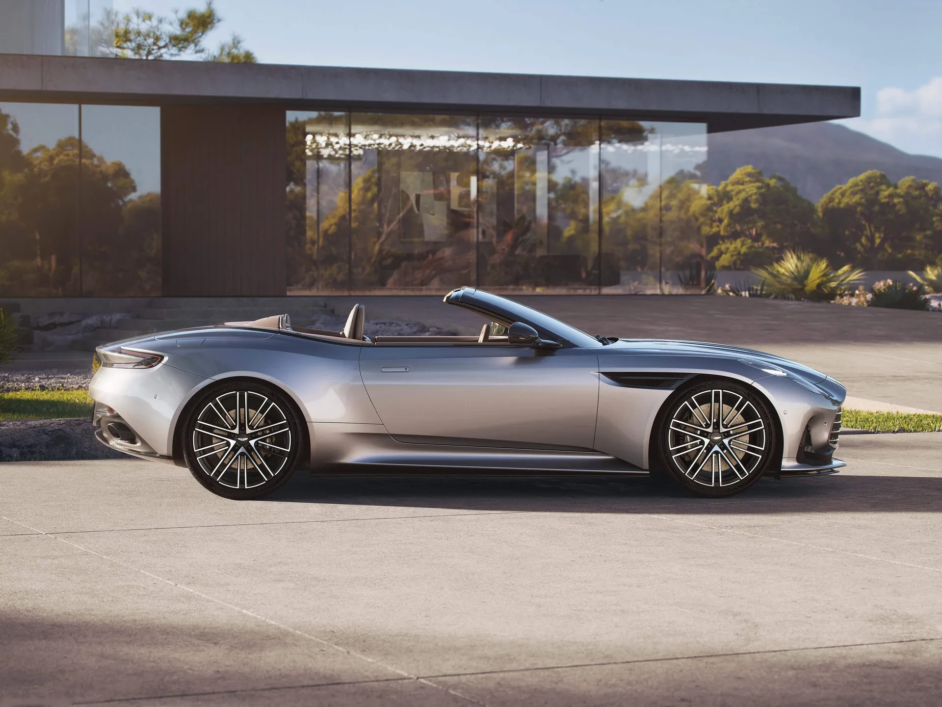 Aston Martin DB12 Volante (2024) – boční profil