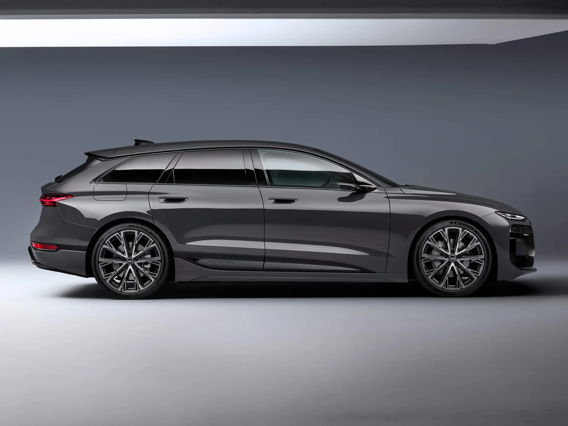 Audi A6 Avant e-tron (2025) – boční profil