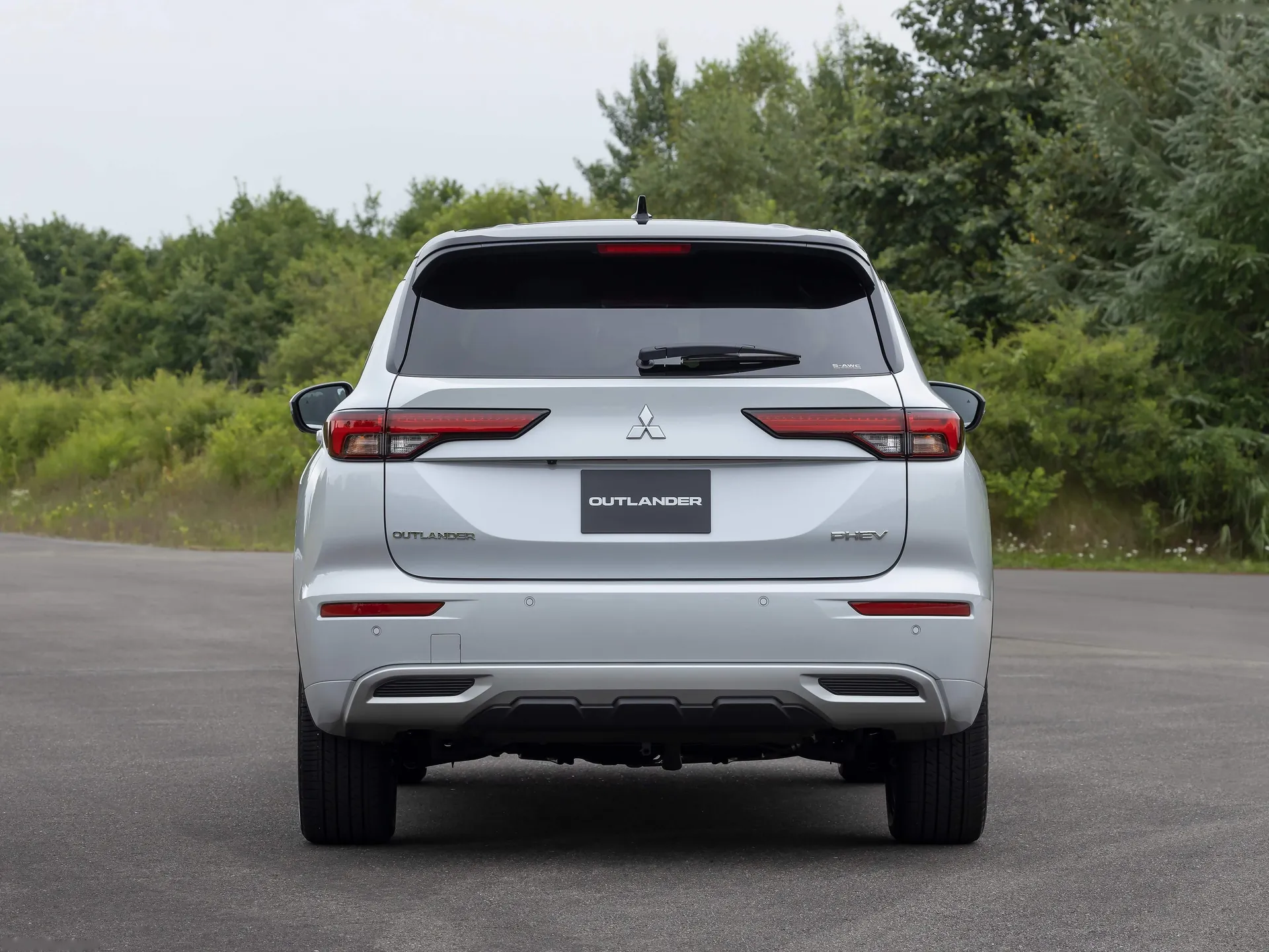 Mitsubishi Outlander PHEV (2022) - Rear