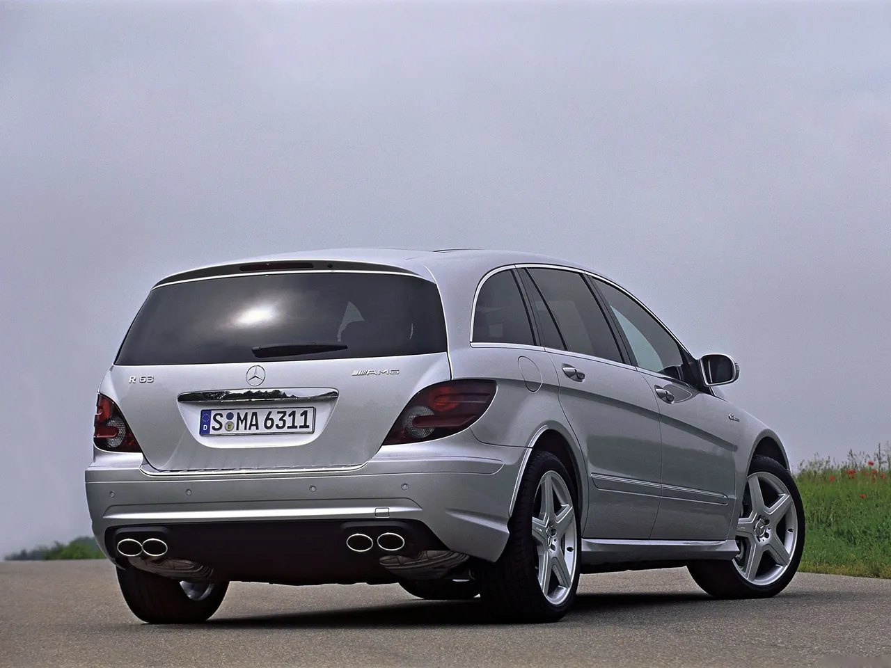 Mercedes-Benz R 63 AMG (2007) - Rear Three-Quarter