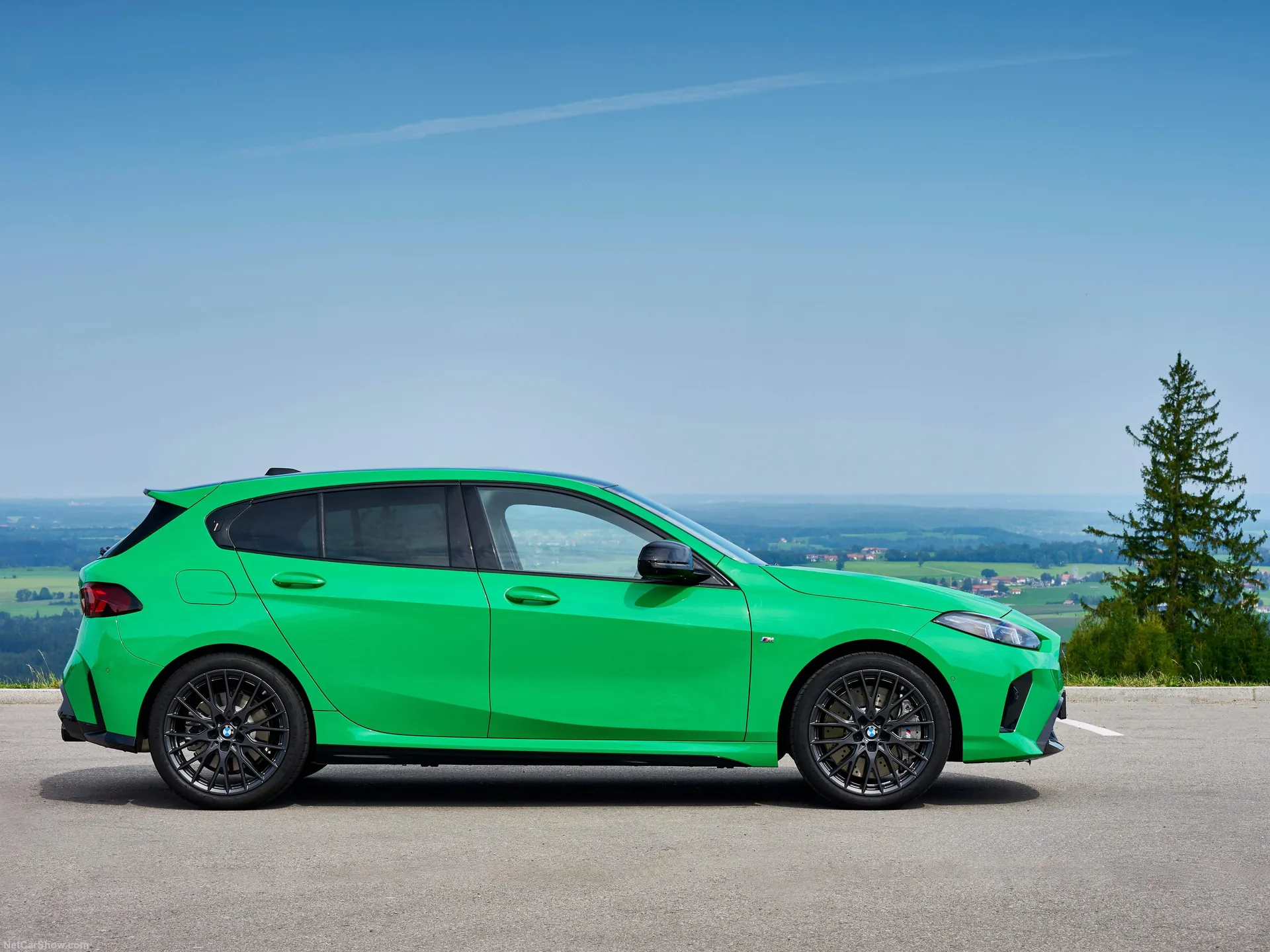 BMW M135 xDrive (2025) – boční profil