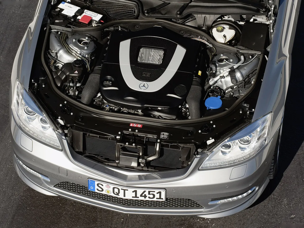 Mercedes-Benz S-Class (2010) - Engine Bay
