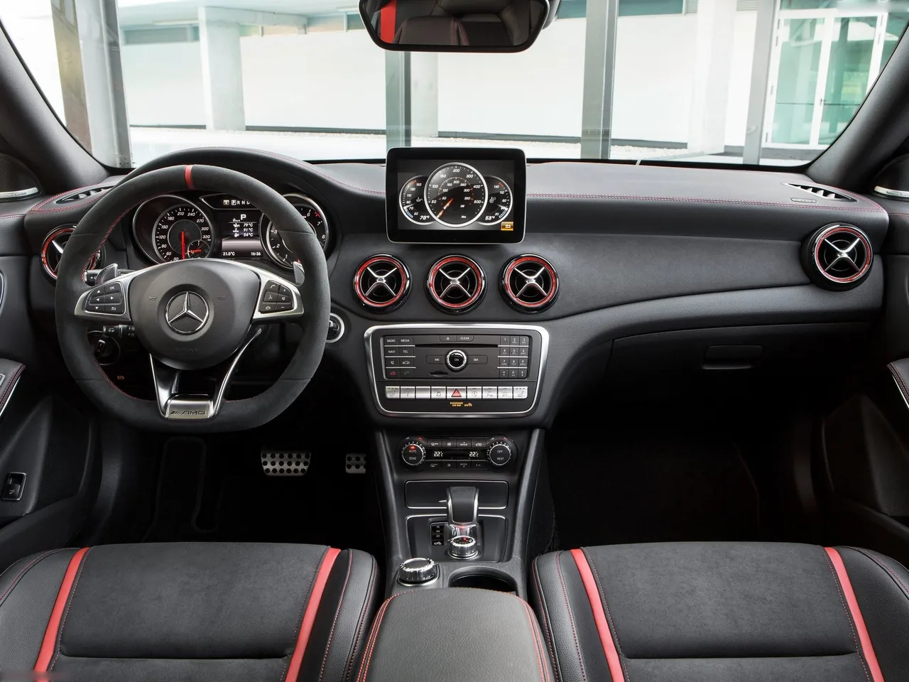 Mercedes-Benz CLA45 AMG Shooting Brake (2017) – interiér