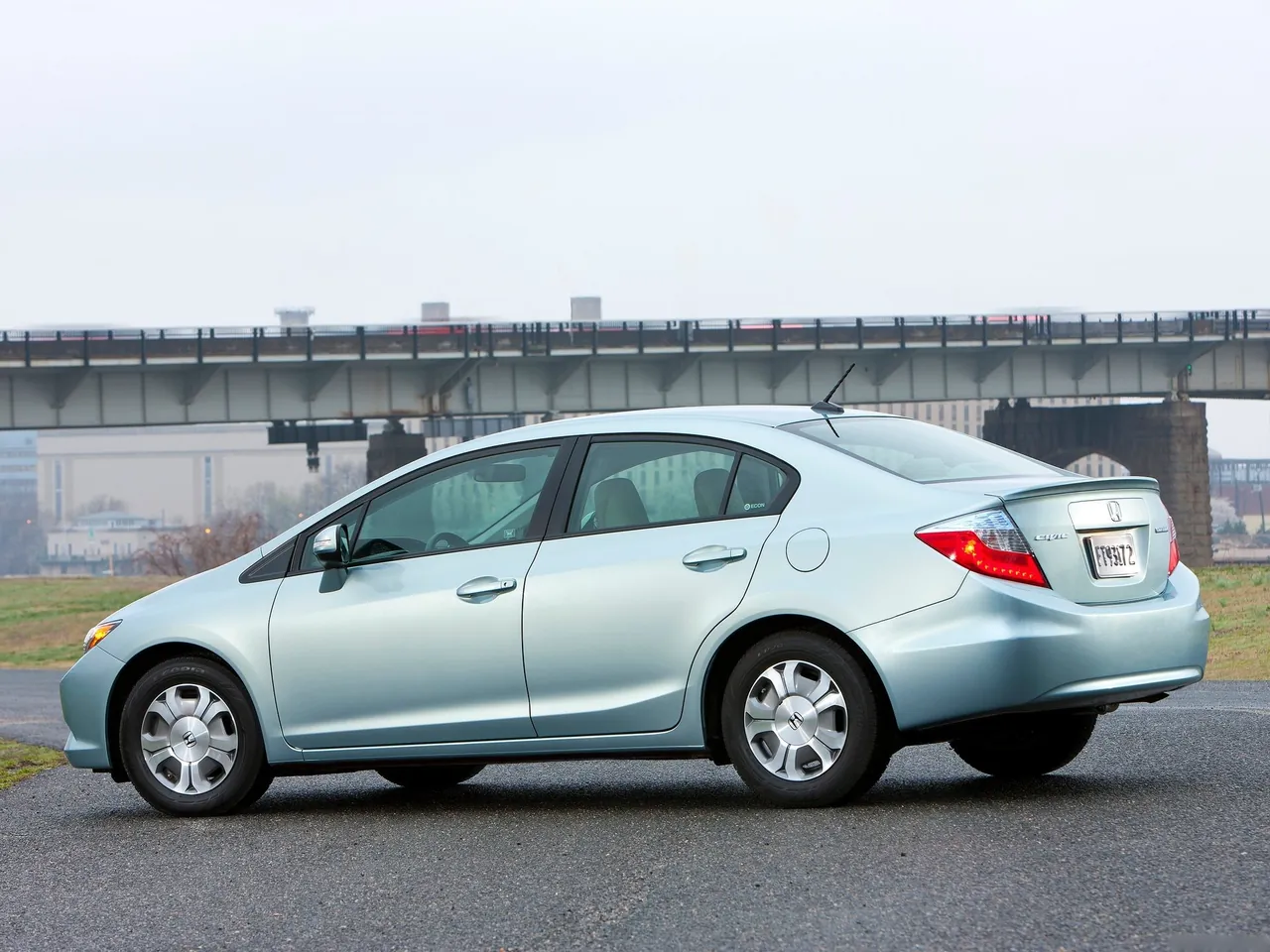 Honda Civic Hybrid (2012) – zadní tříčtvrteční pohled