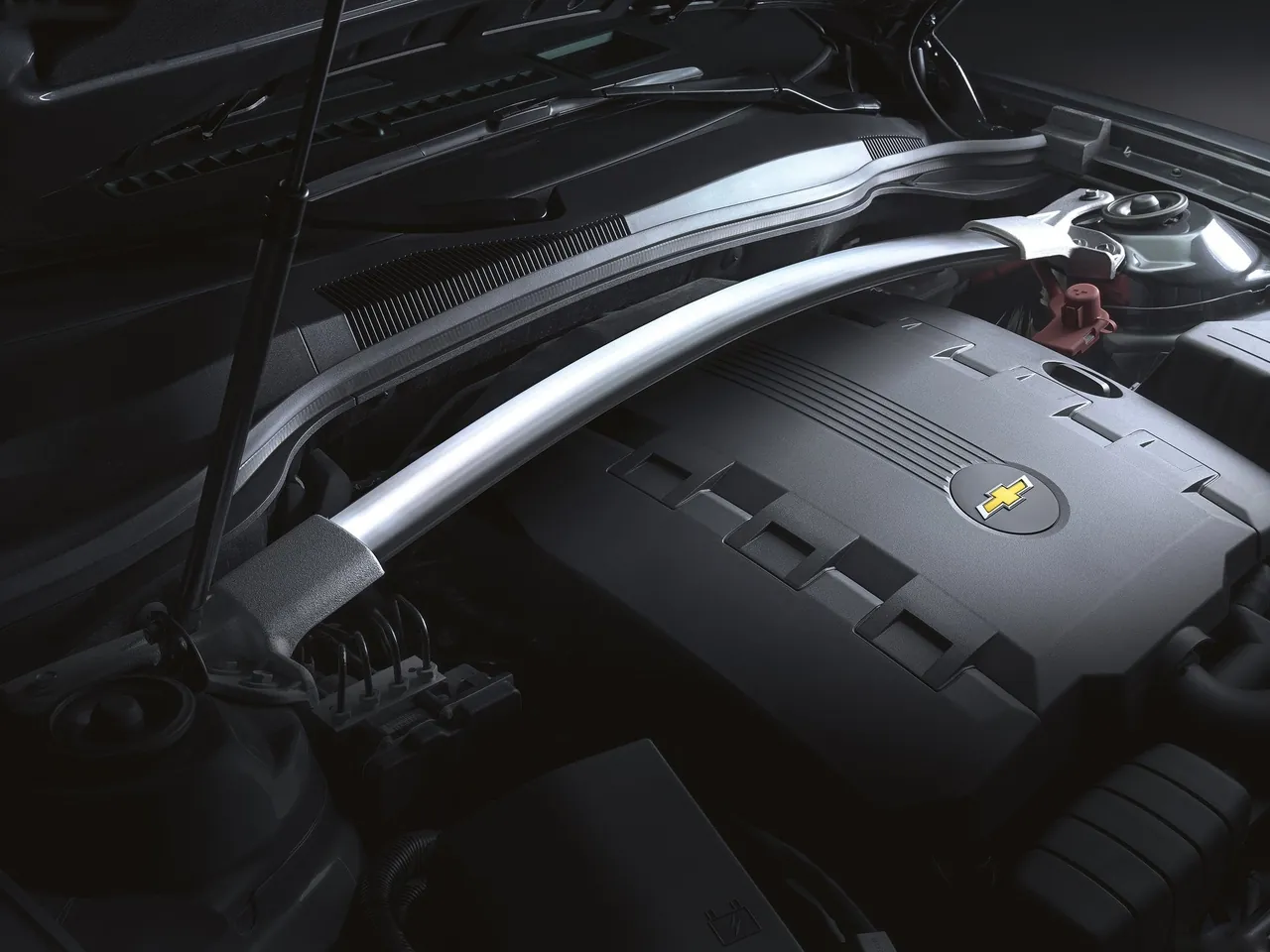 Chevrolet Camaro Convertible (2011) – motorový prostor