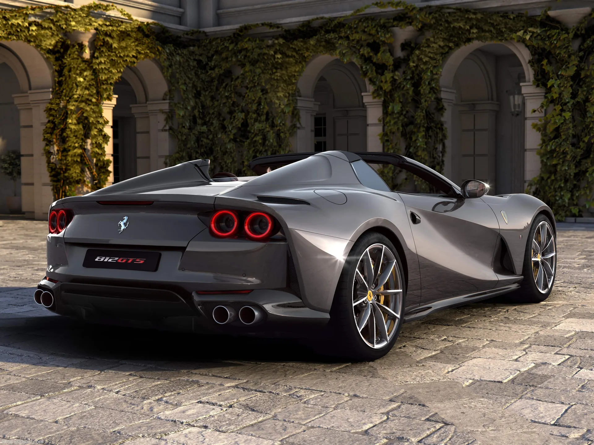 Ferrari 812 GTS (2020) – zadní tříčtvrteční pohled