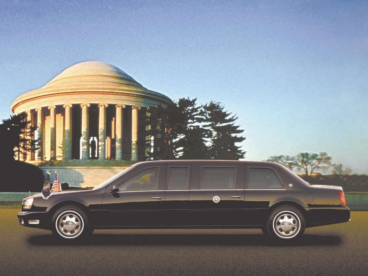 Cadillac DeVille Presidential Limousine (2001) – boční profil