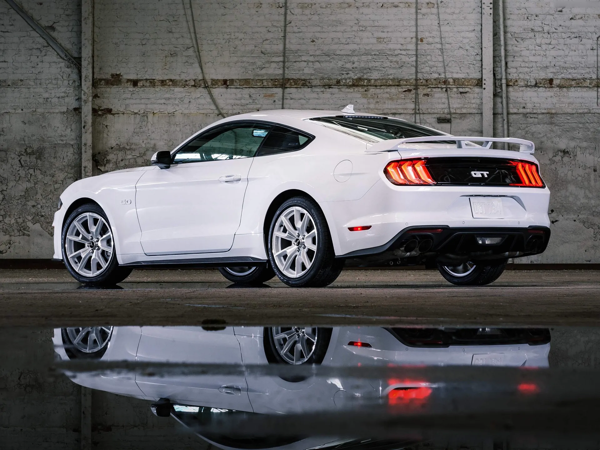 Ford Mustang Ice White Edition (2022) – zadní tříčtvrteční pohled