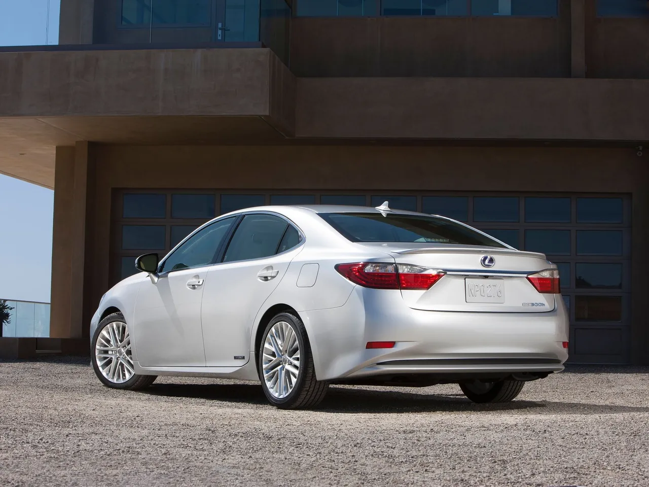 Lexus ES 300h (2013) – zadní tříčtvrteční pohled