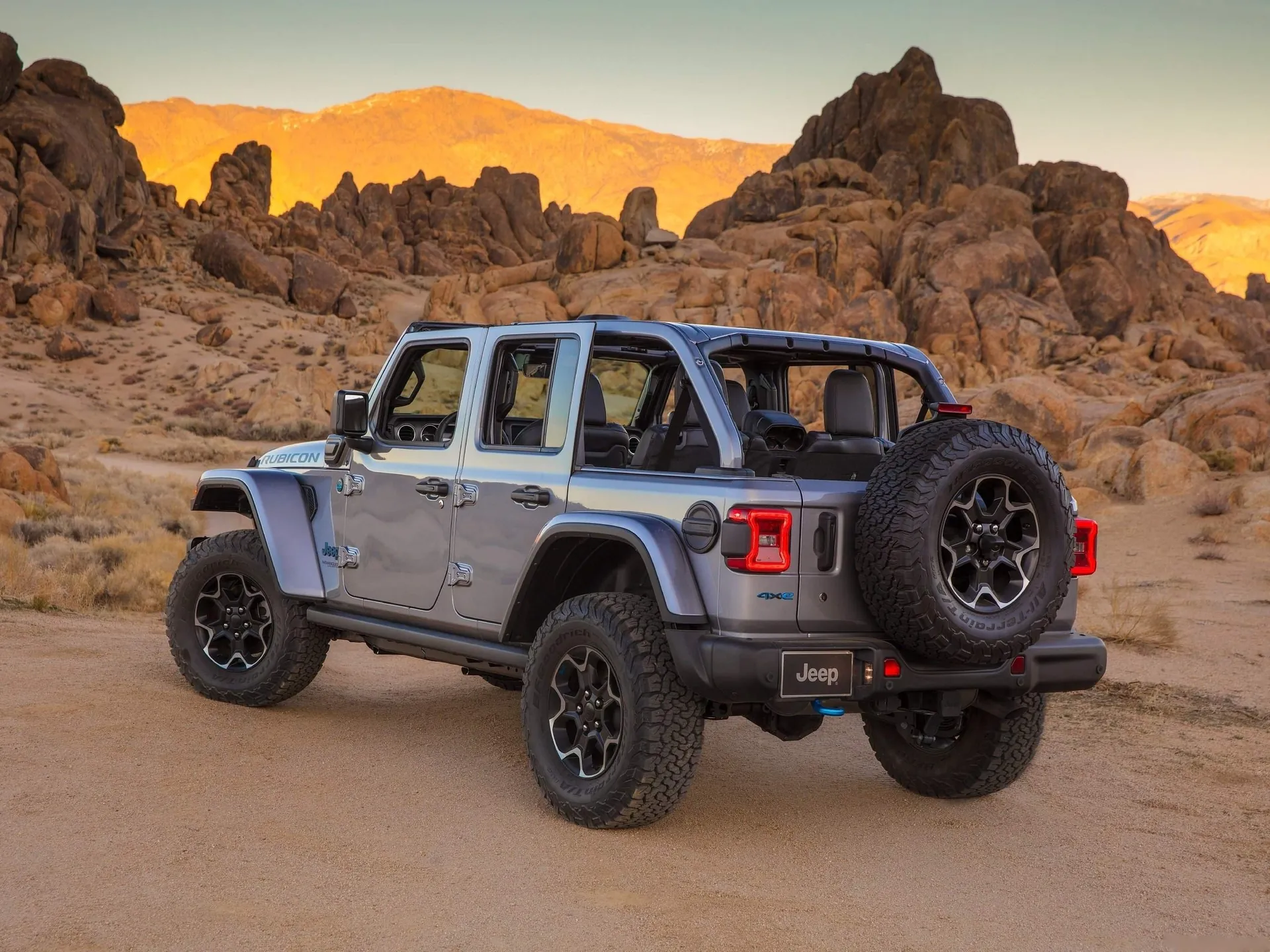Jeep Wrangler Rubicon 4xe (2021) - Rear Three-Quarter