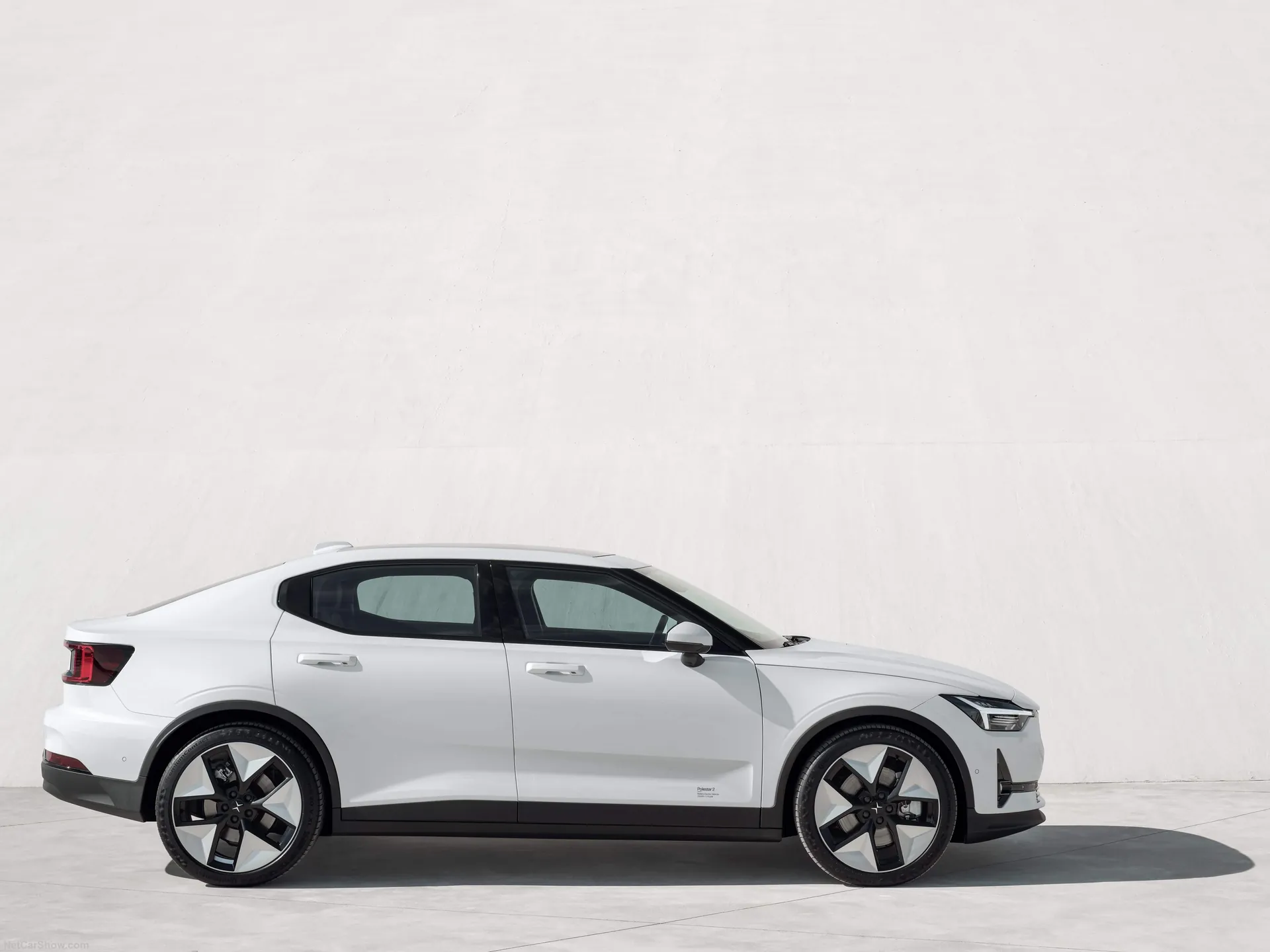 Polestar 2 (2023) – boční profil