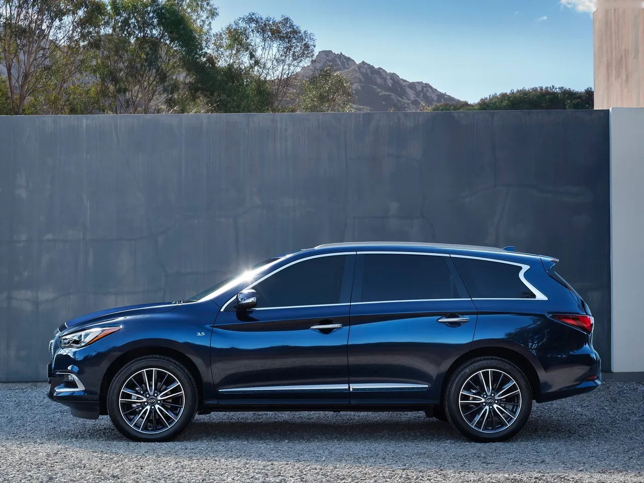 Infiniti QX60 (2016) – boční profil