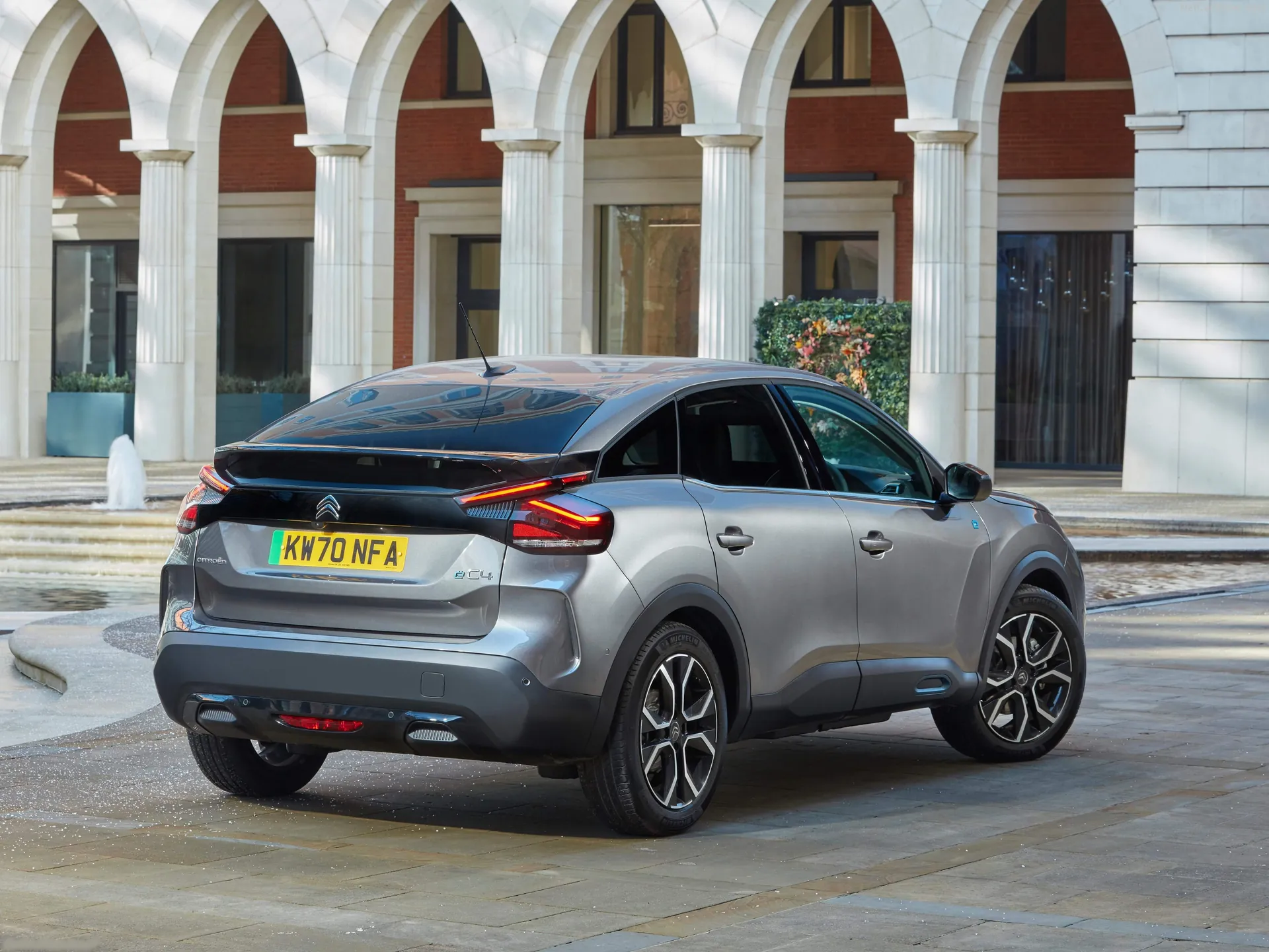 Citroen C4 [UK] (2021) – zadní tříčtvrteční pohled