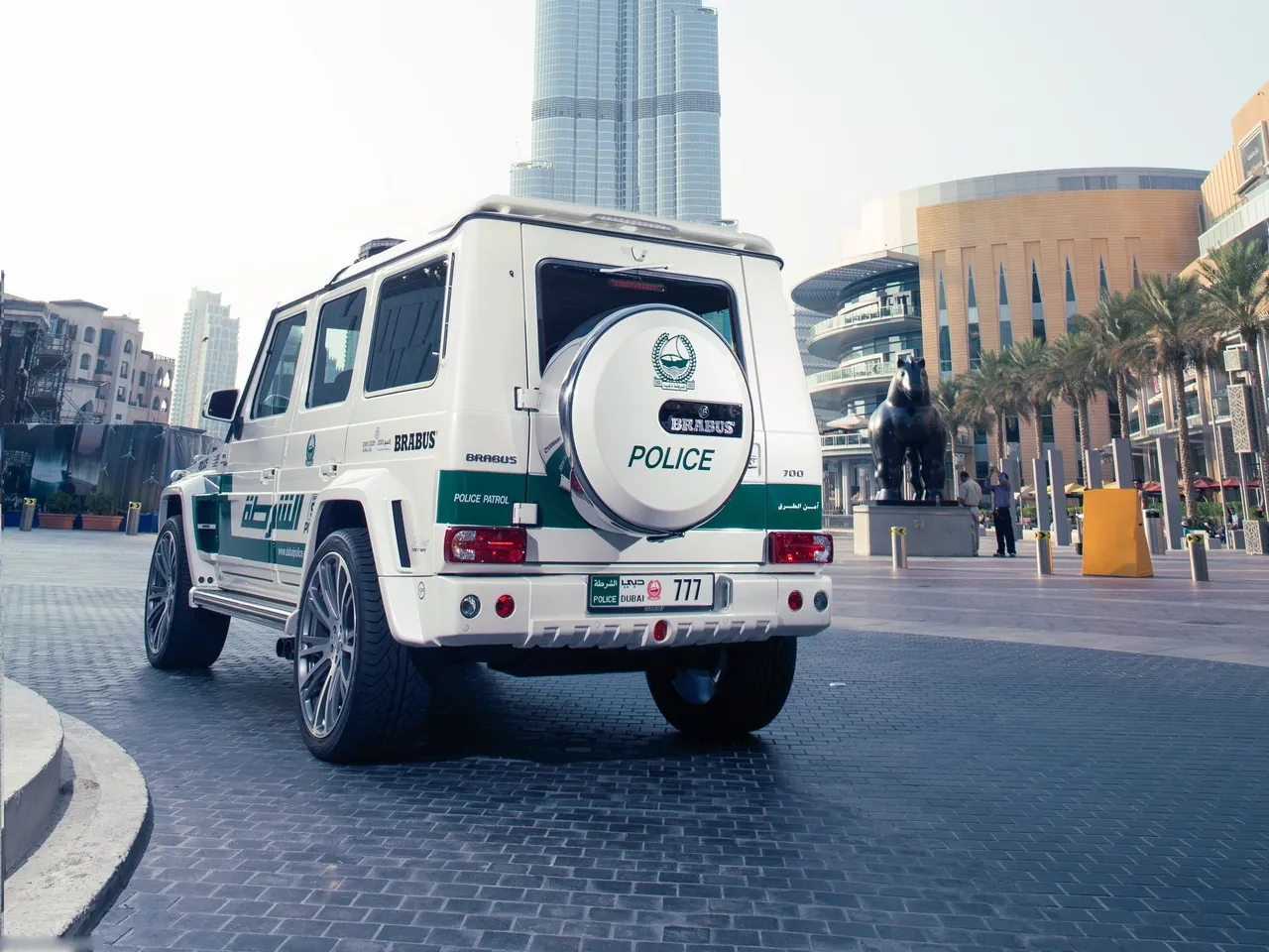 Brabus B63S-700 Widestar Dubai Police (2013) – zadní tříčtvrteční pohled