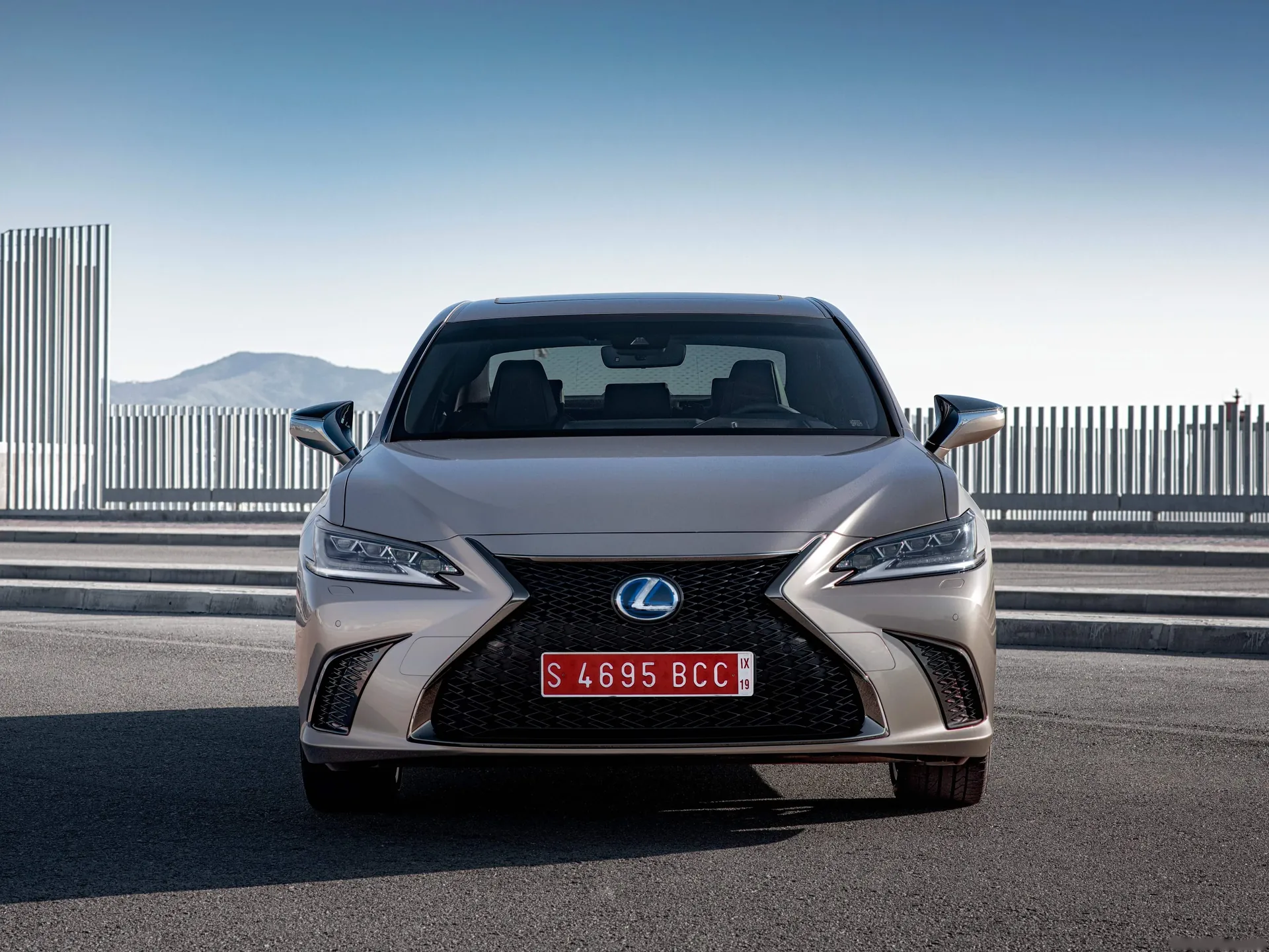 Lexus ES [EU] (2019) – zepředu