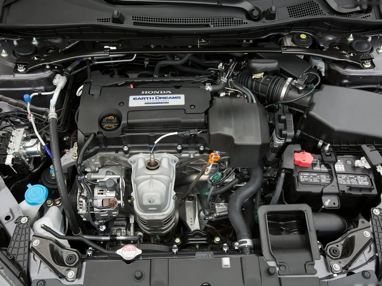 Honda Accord (2013) – motorový prostor