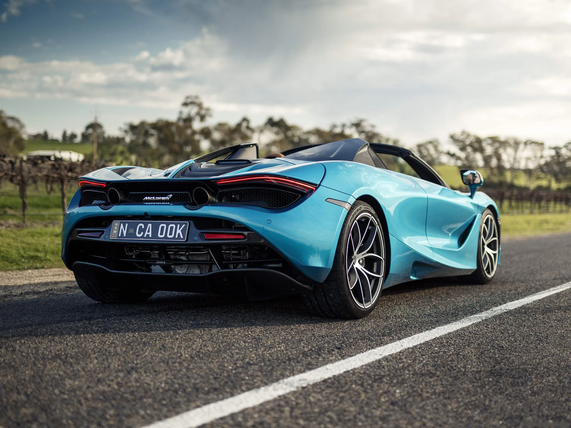 McLaren 720S Spider (2019) – zadní tříčtvrteční pohled