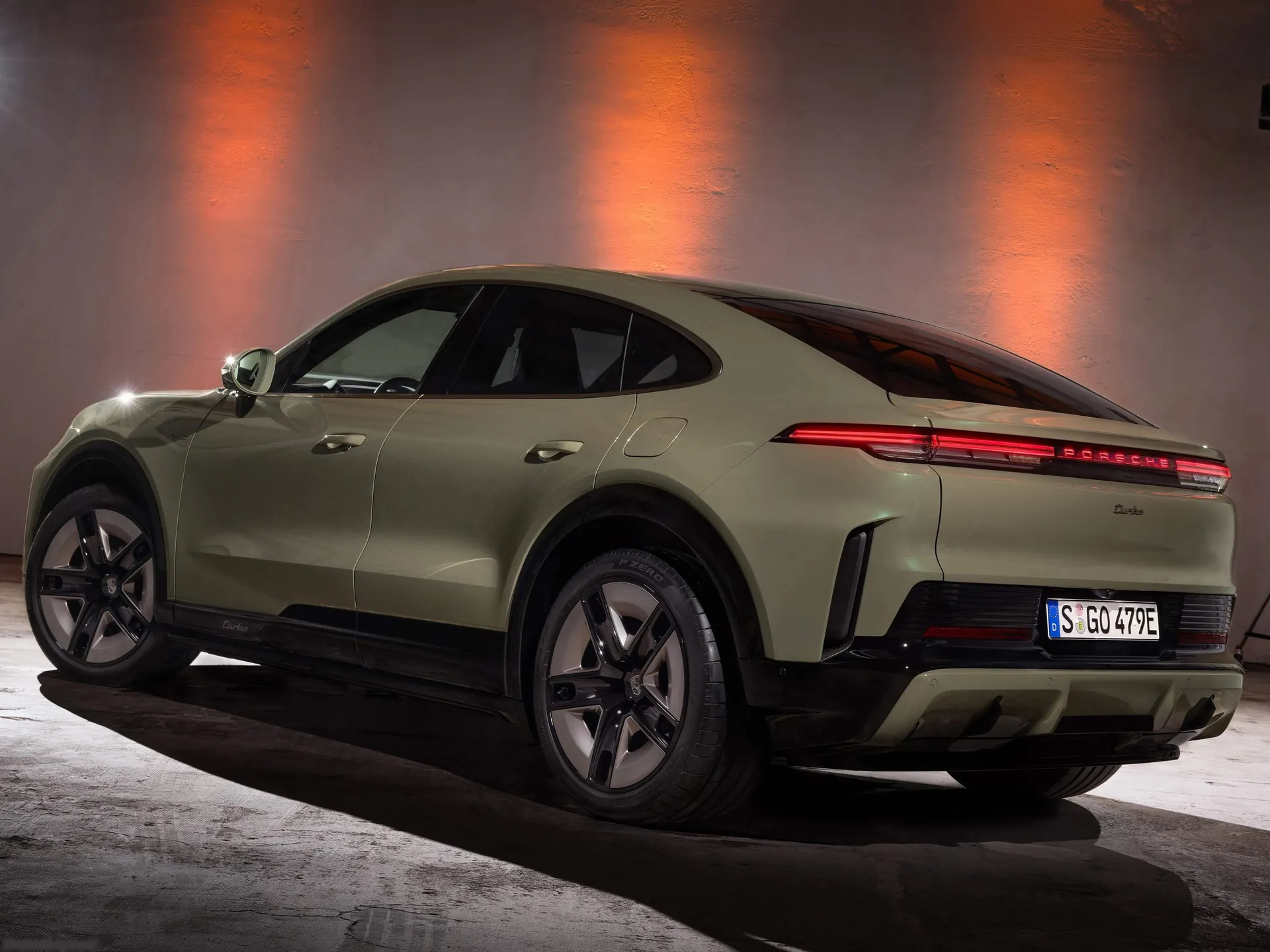 Porsche Cayenne Turbo Coupe Electric (2027) – zadní tříčtvrteční pohled