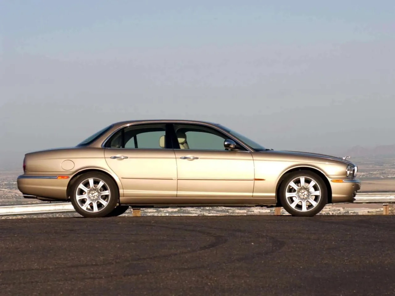 Jaguar XJ8 Vanden Plas (2004) – boční profil