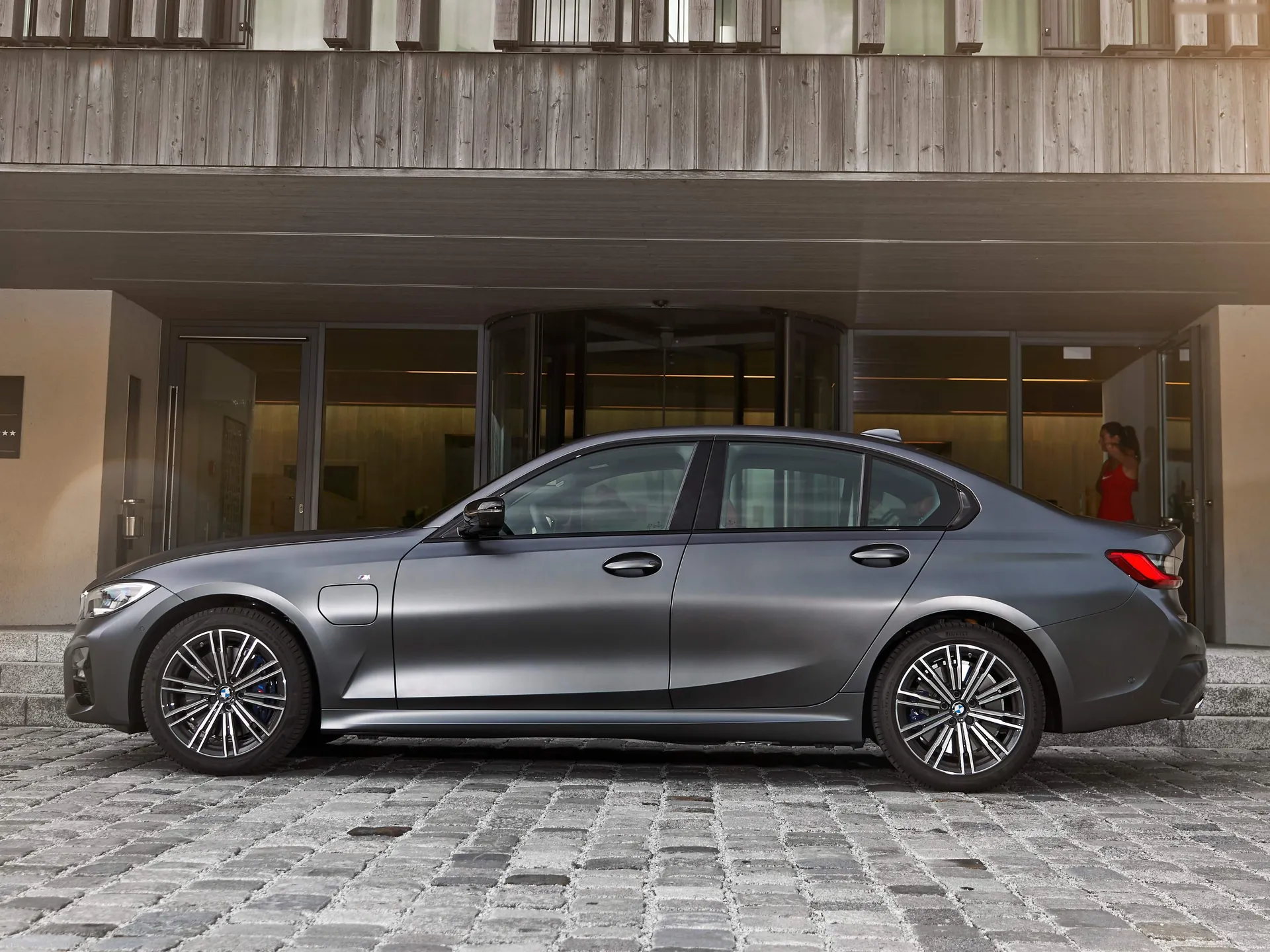 BMW 330e Sedan (2019) – boční profil