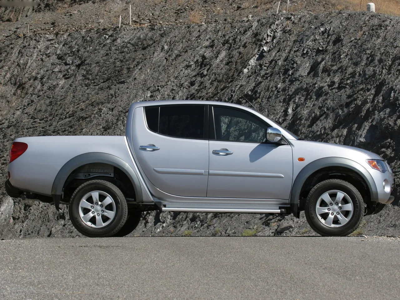 Mitsubishi L200 Double Cab (2007) – boční profil