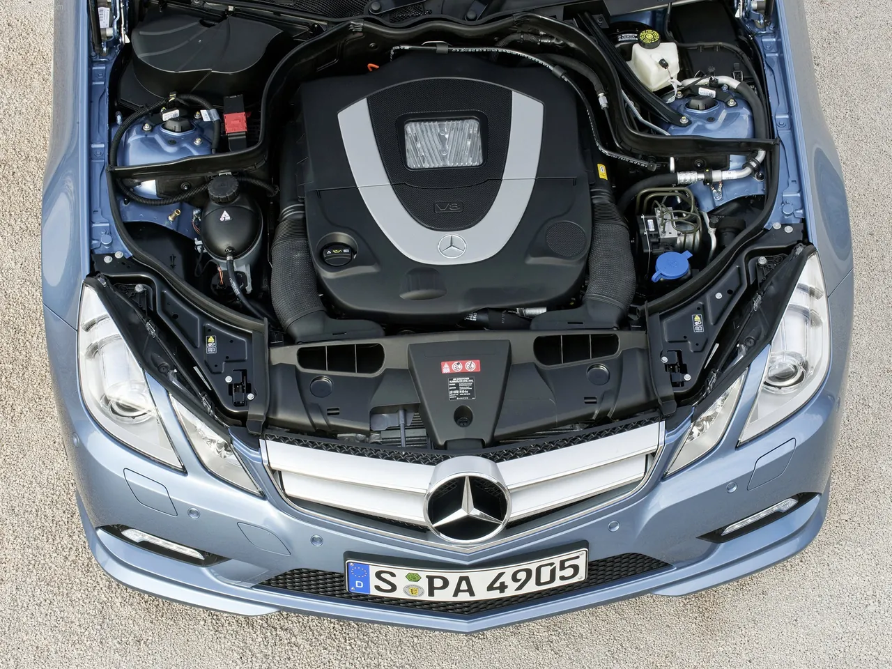 Mercedes-Benz E-Class Cabriolet (2011) – motorový prostor