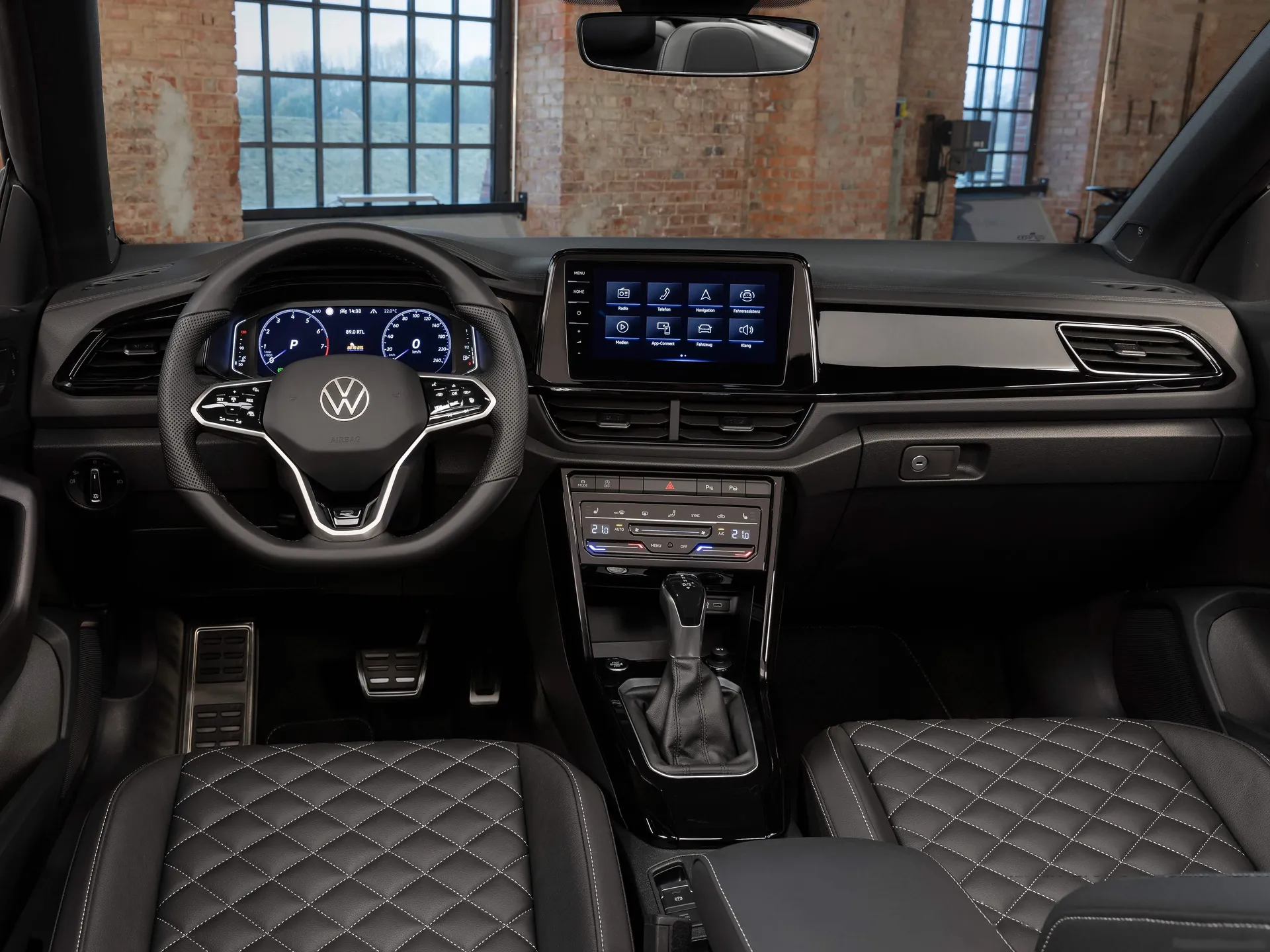 Volkswagen T-Roc Cabriolet (2022) - Interior