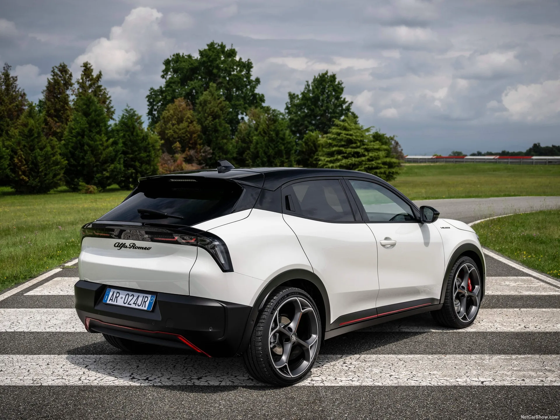 Alfa Romeo Junior (2025) – zadní tříčtvrteční pohled