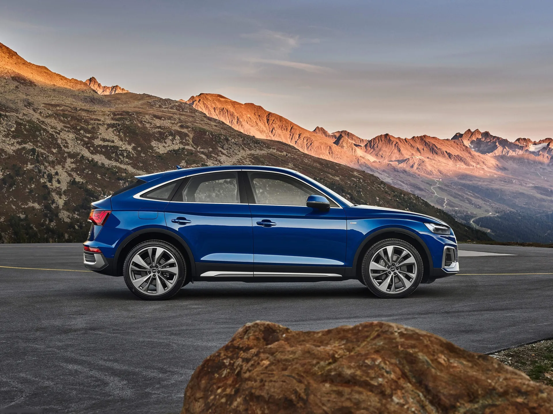 Audi Q5 Sportback (2021) – boční profil